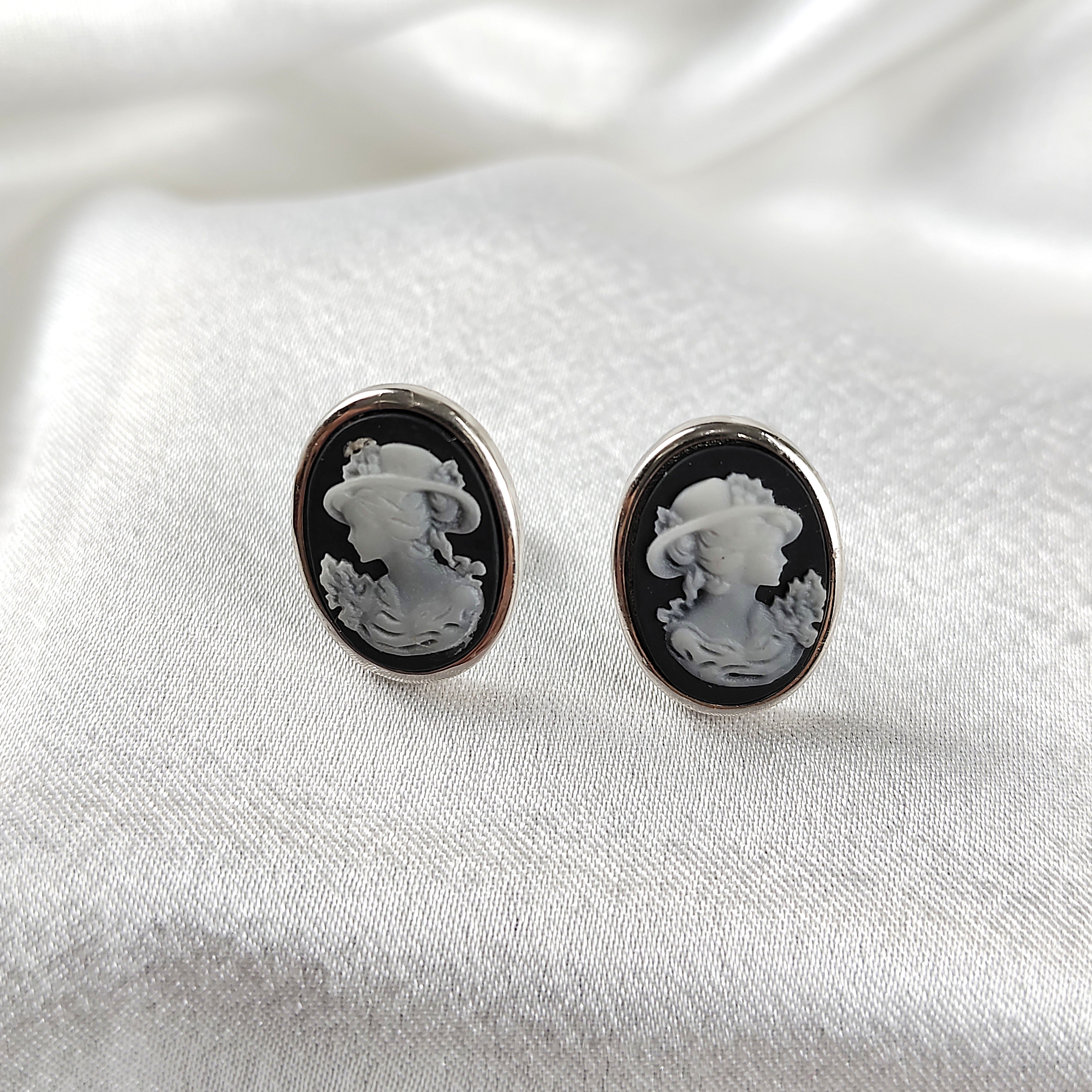 Boucles d’Oreilles “Camée Classique” en Argent Boucles d’Oreilles “Camée Classique” en Argent