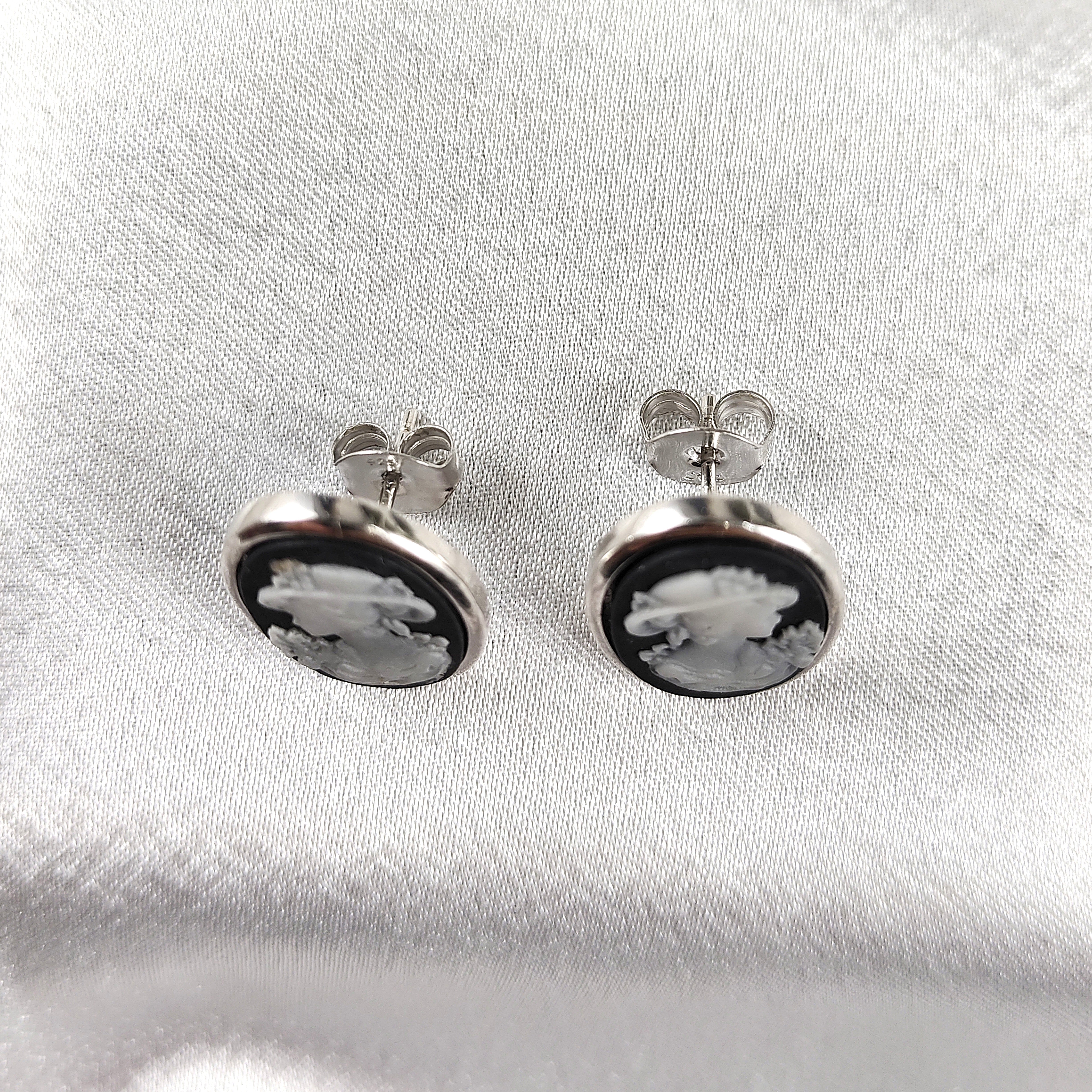 Boucles d’Oreilles “Camée Classique” en Argent Boucles d’Oreilles “Camée Classique” en Argent