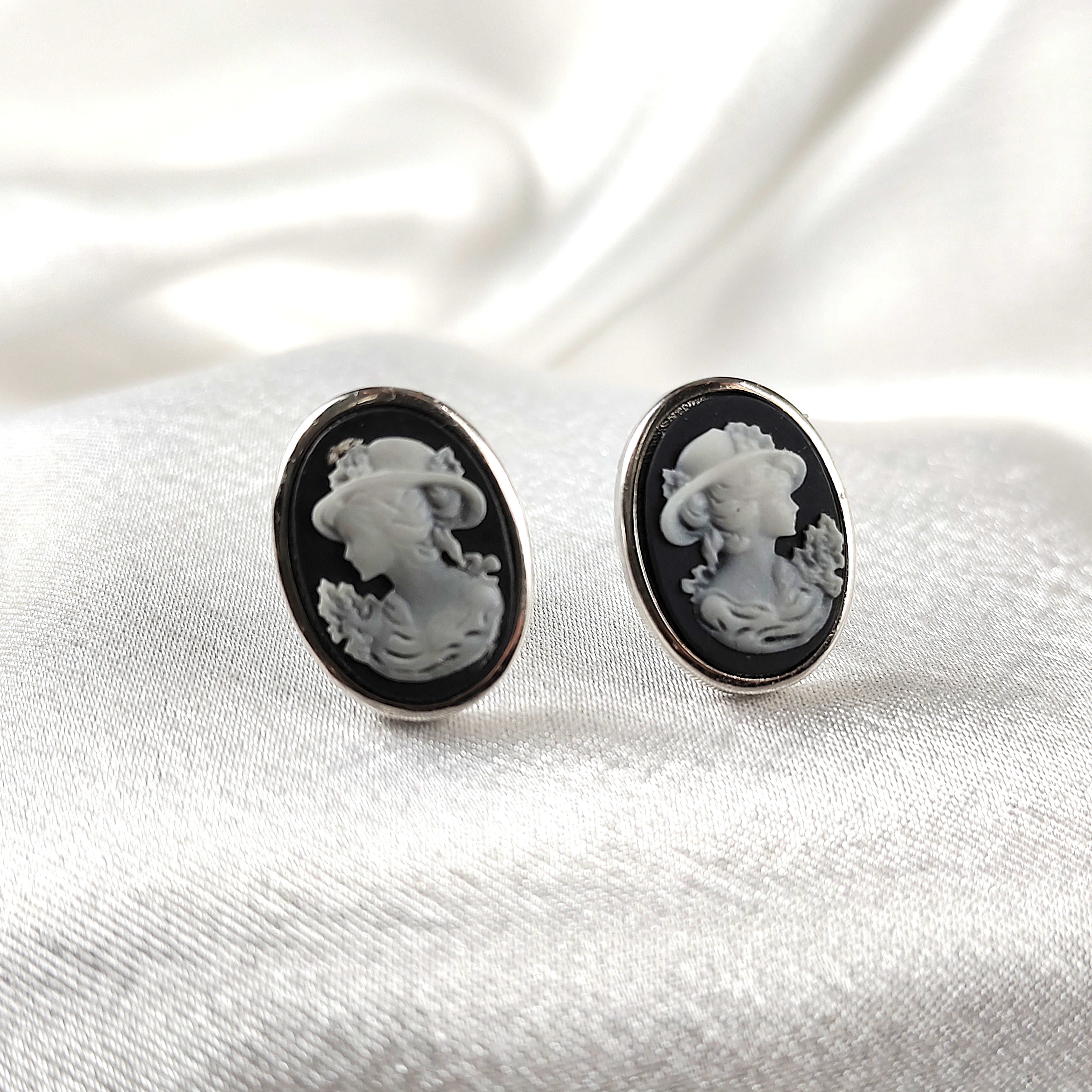 Boucles d’Oreilles “Camée Classique” en Argent Boucles d’Oreilles “Camée Classique” en Argent