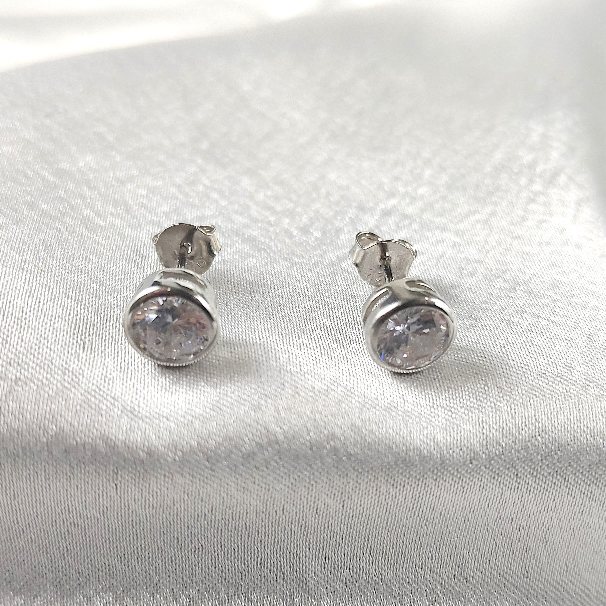 Boucles d’Oreilles “Éclat Classique” en Argent Boucles d’Oreilles “Éclat Classique” en Argent