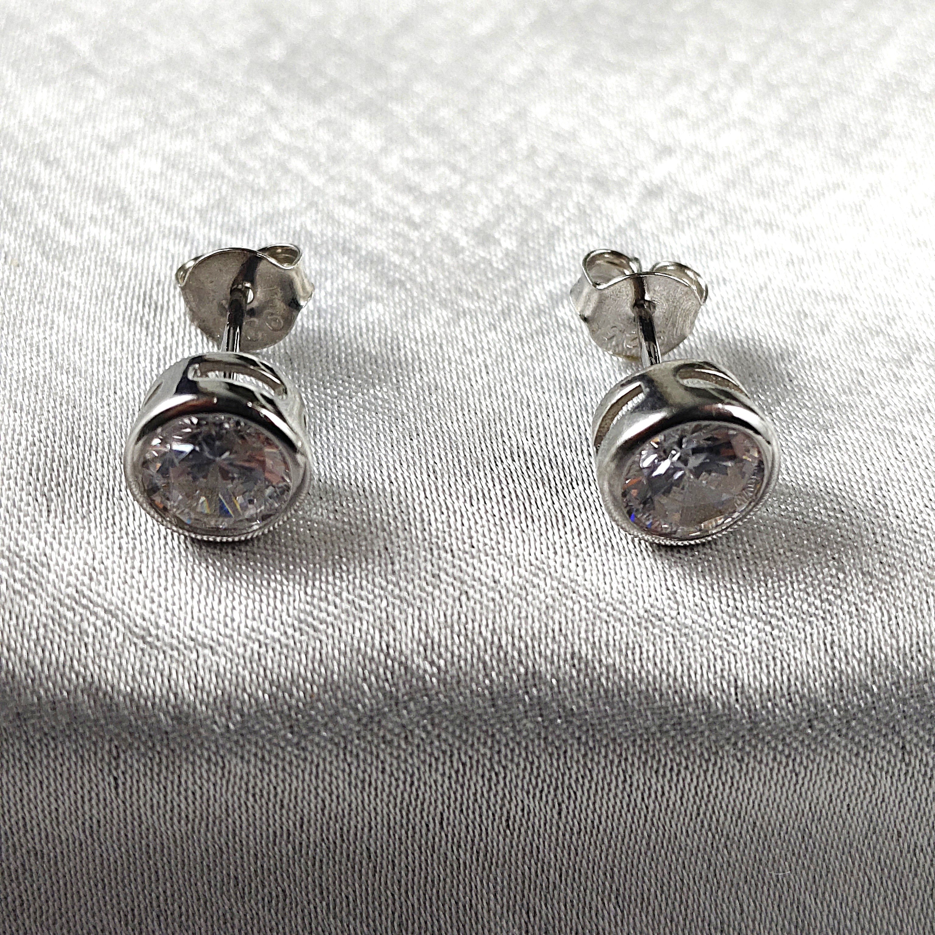 Boucles d’Oreilles “Éclat Classique” en Argent Boucles d’Oreilles “Éclat Classique” en Argent