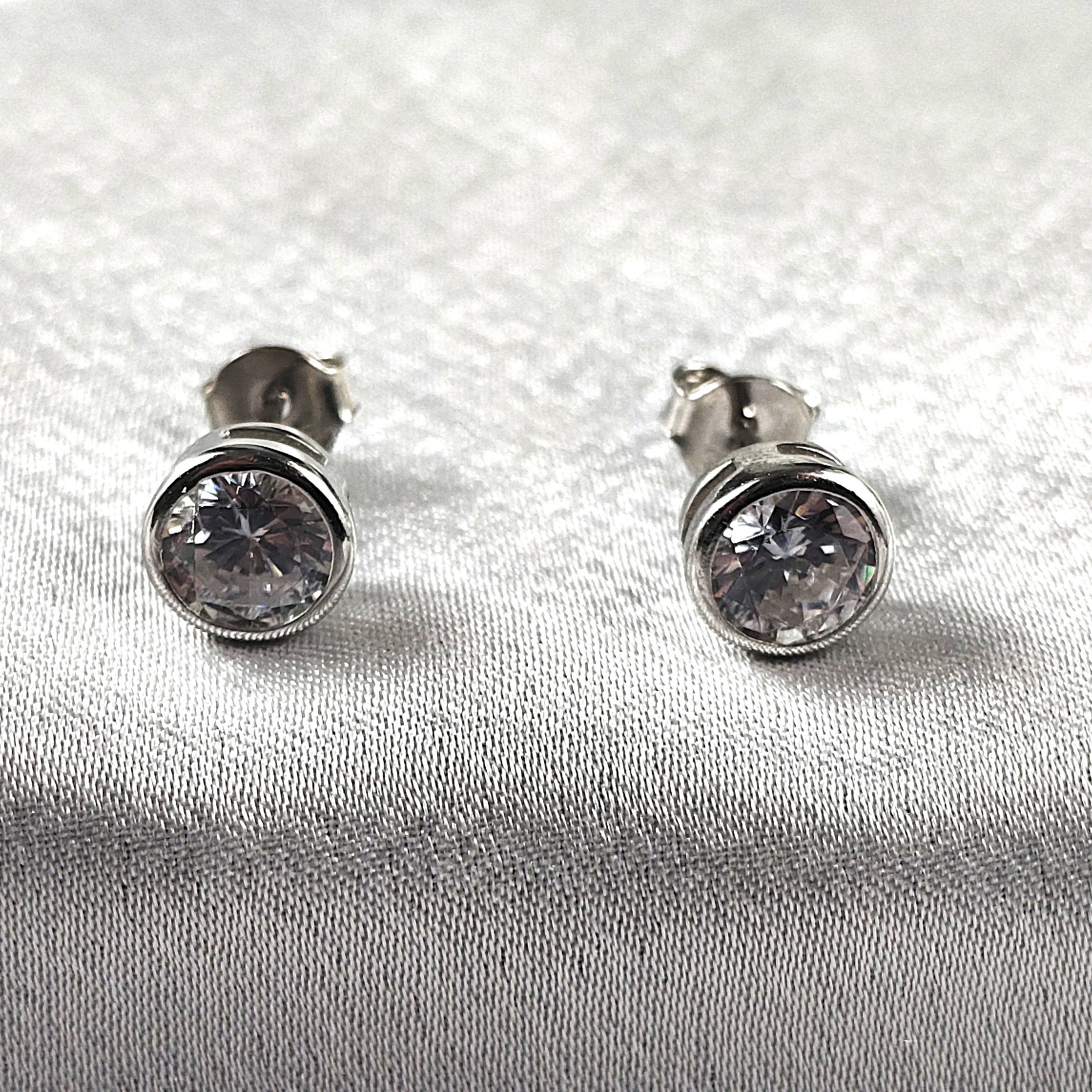 Boucles d’Oreilles “Éclat Classique” en Argent Boucles d’Oreilles “Éclat Classique” en Argent