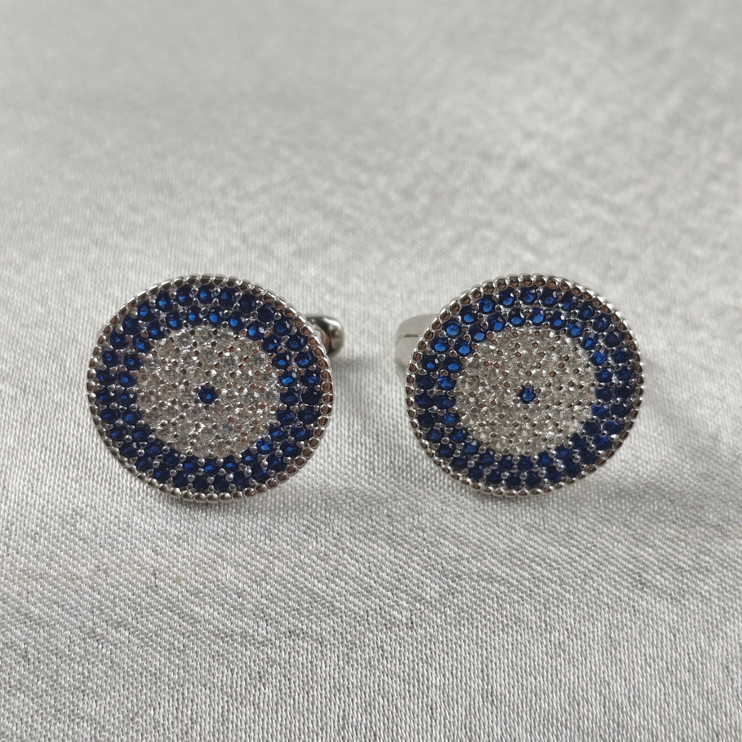 Boucles d’Oreilles “Œil Protecteur” en Argent et Oxydes Bleus Boucles d’Oreilles “Œil Protecteur” en Argent et Oxydes Bleus