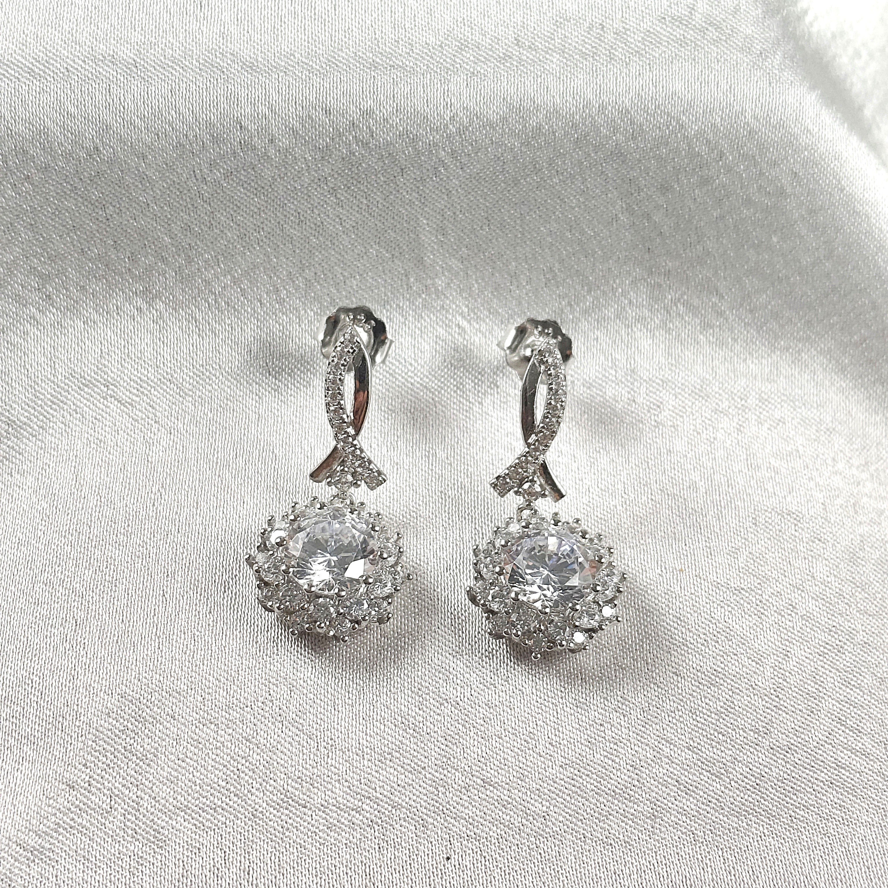 Boucles d’Oreilles “Éclat Infini” en Argent et Zircons Boucles d’Oreilles “Éclat Infini” en Argent et Zircons