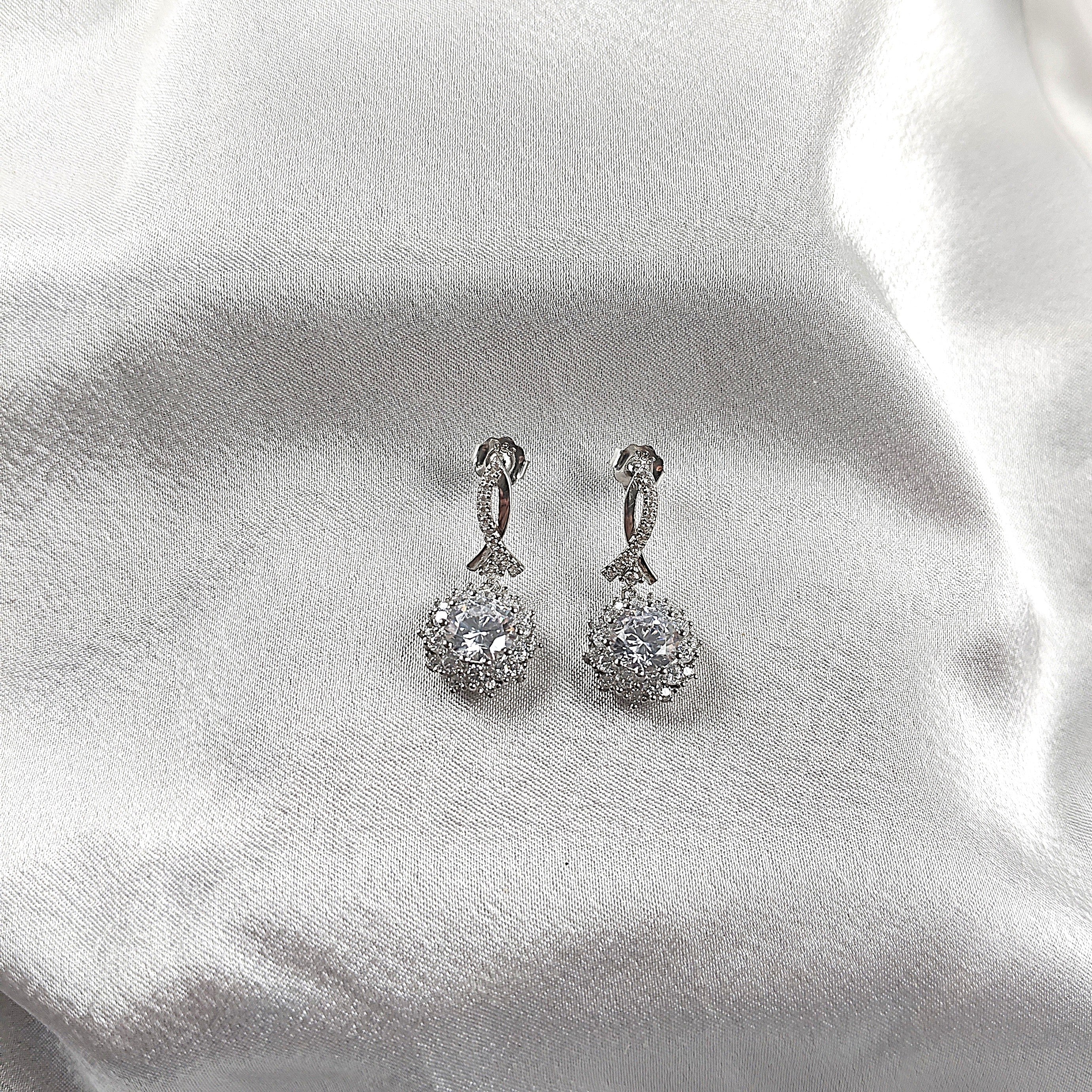 Boucles d’Oreilles “Éclat Infini” en Argent et Zircons Boucles d’Oreilles “Éclat Infini” en Argent et Zircons