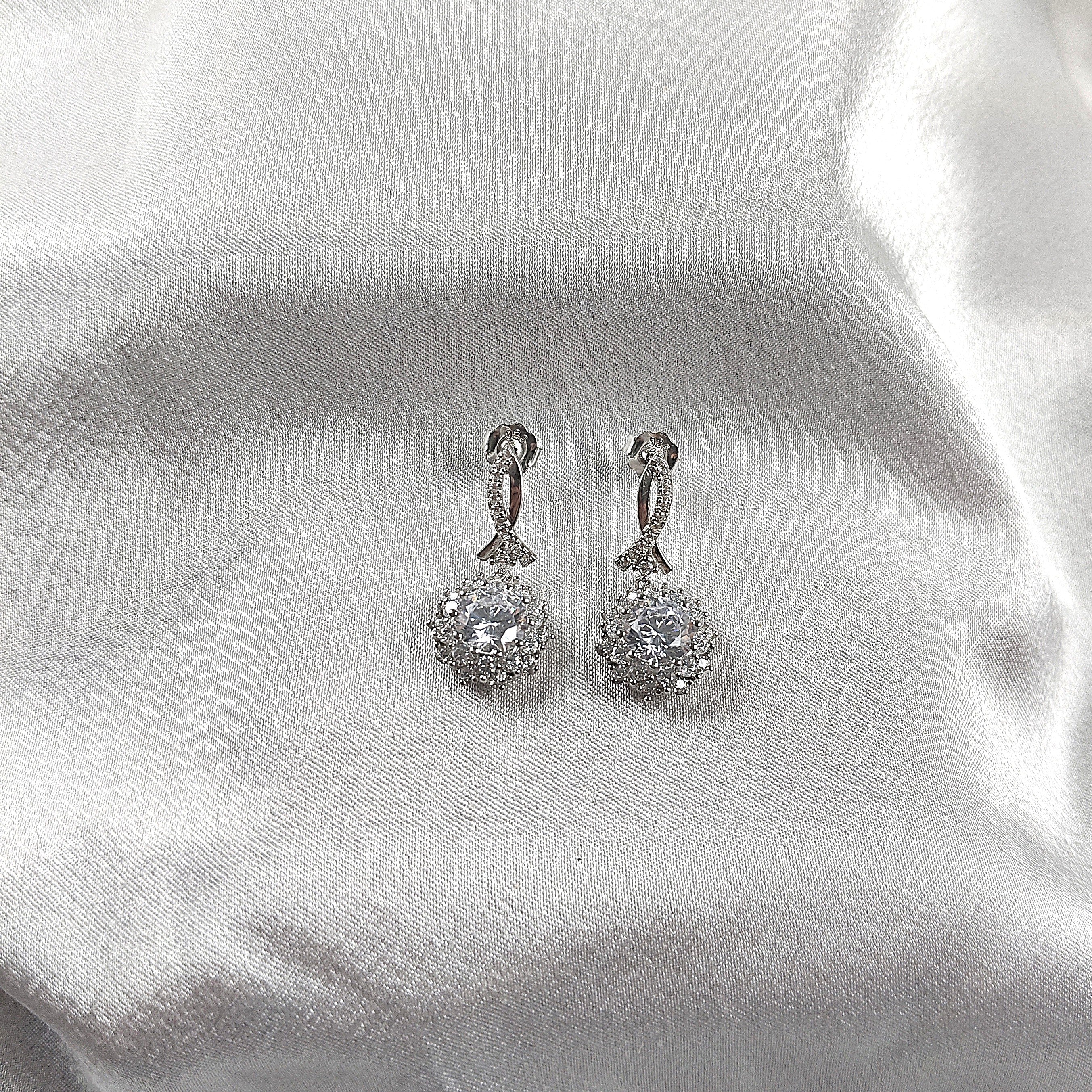 Boucles d’Oreilles “Éclat Infini” en Argent et Zircons Boucles d’Oreilles “Éclat Infini” en Argent et Zircons