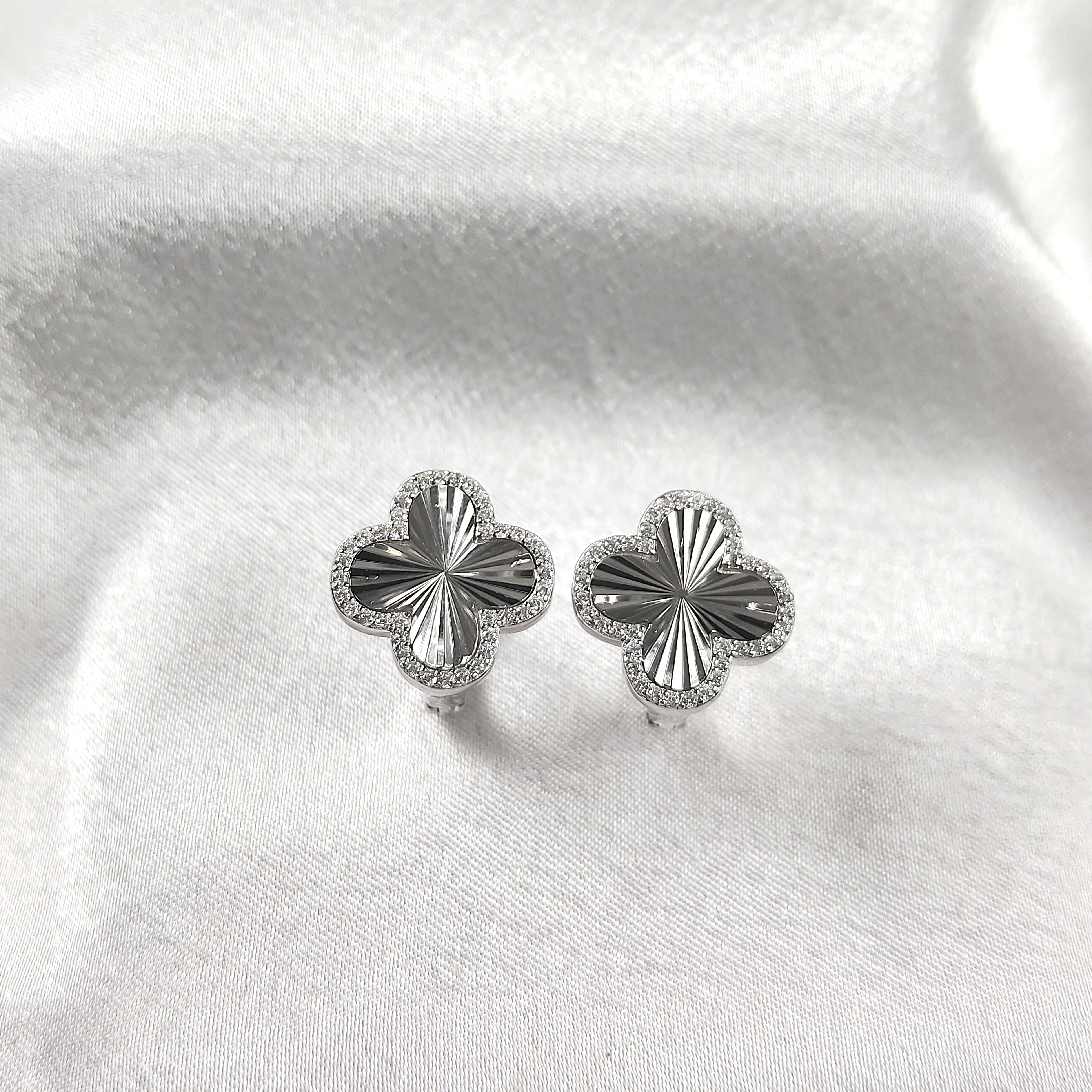 Boucles d’Oreilles “Trèfle Éclatant” en Argent Boucles d’Oreilles “Trèfle Éclatant” en Argent