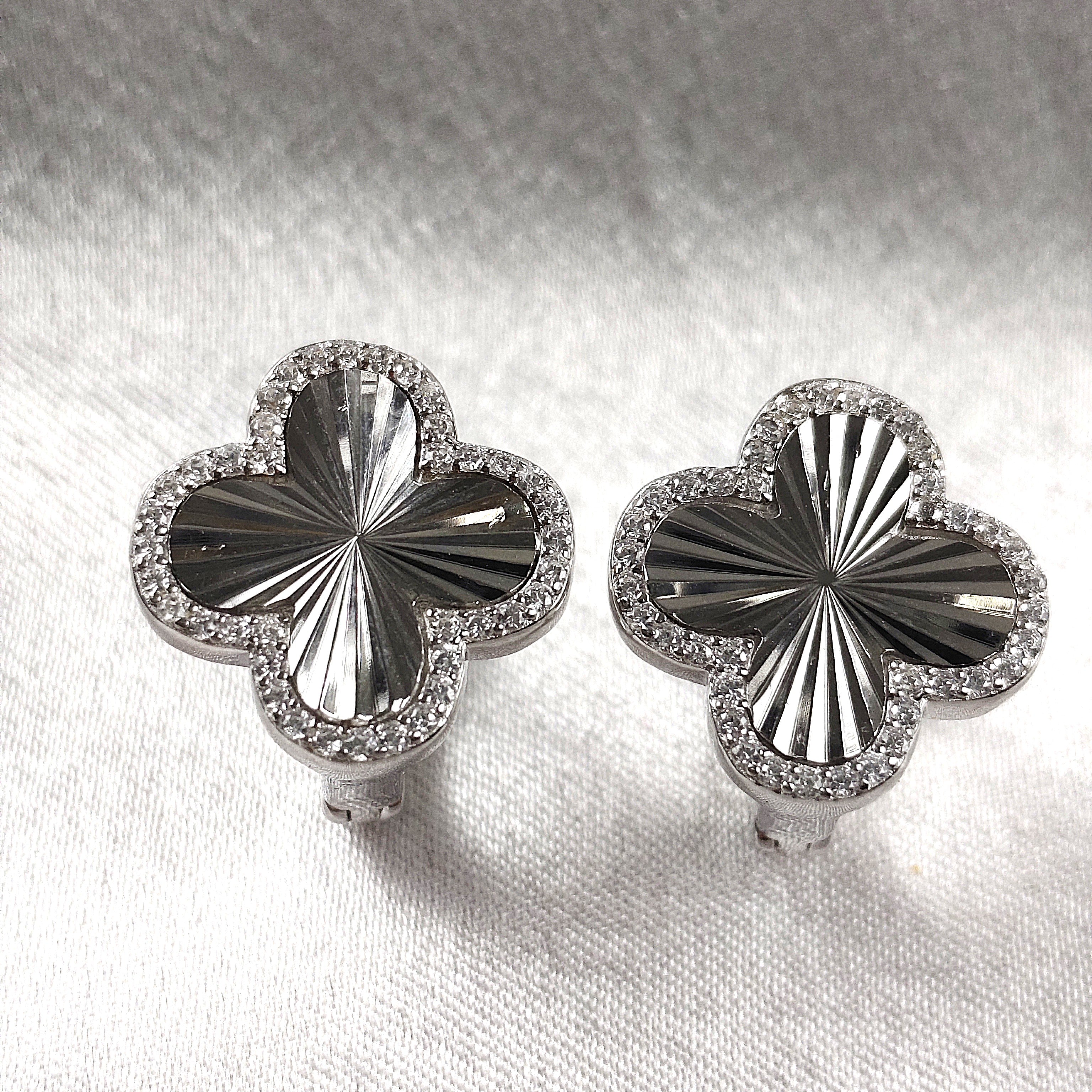 Boucles d’Oreilles “Trèfle Éclatant” en Argent Boucles d’Oreilles “Trèfle Éclatant” en Argent