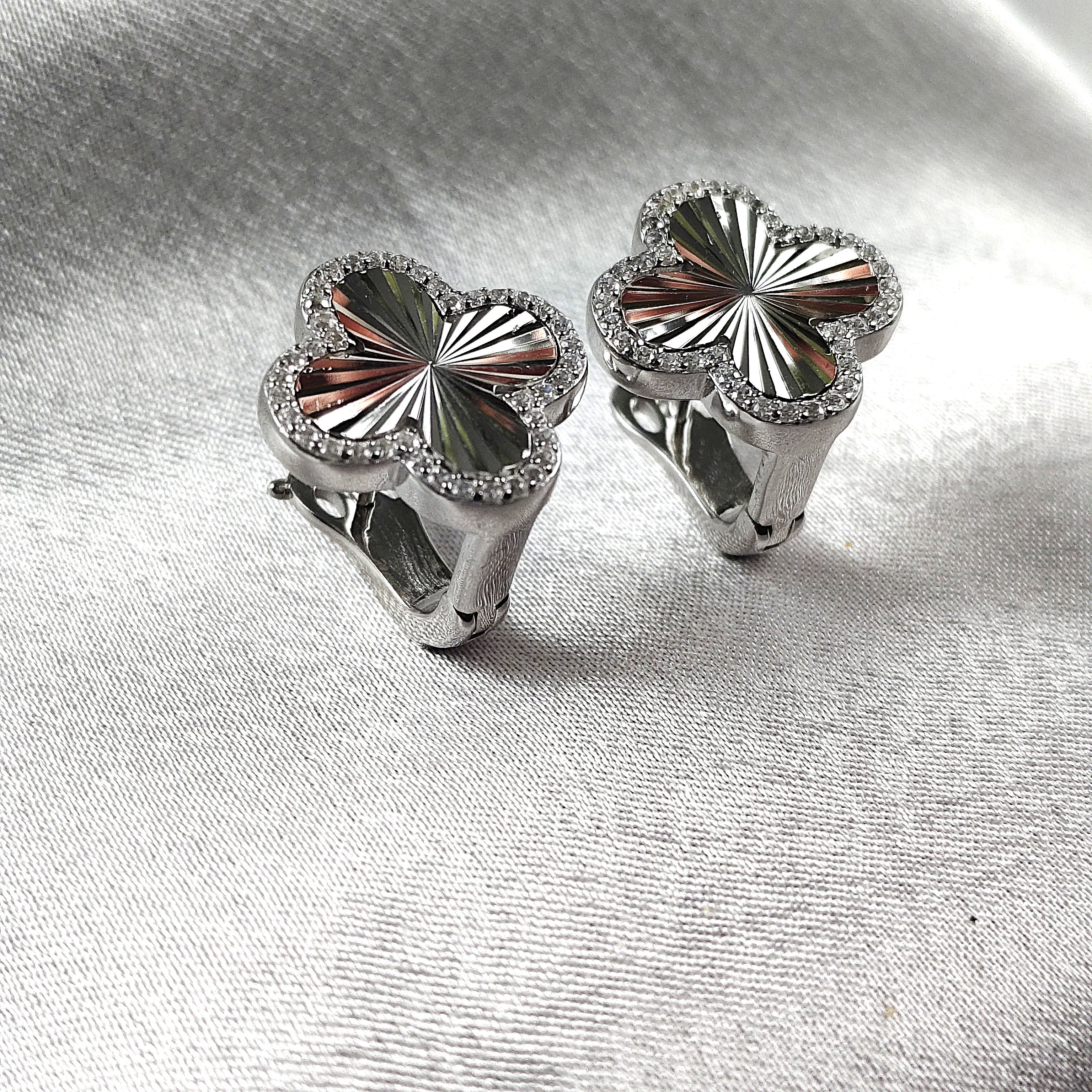 Boucles d’Oreilles “Trèfle Éclatant” en Argent Boucles d’Oreilles “Trèfle Éclatant” en Argent