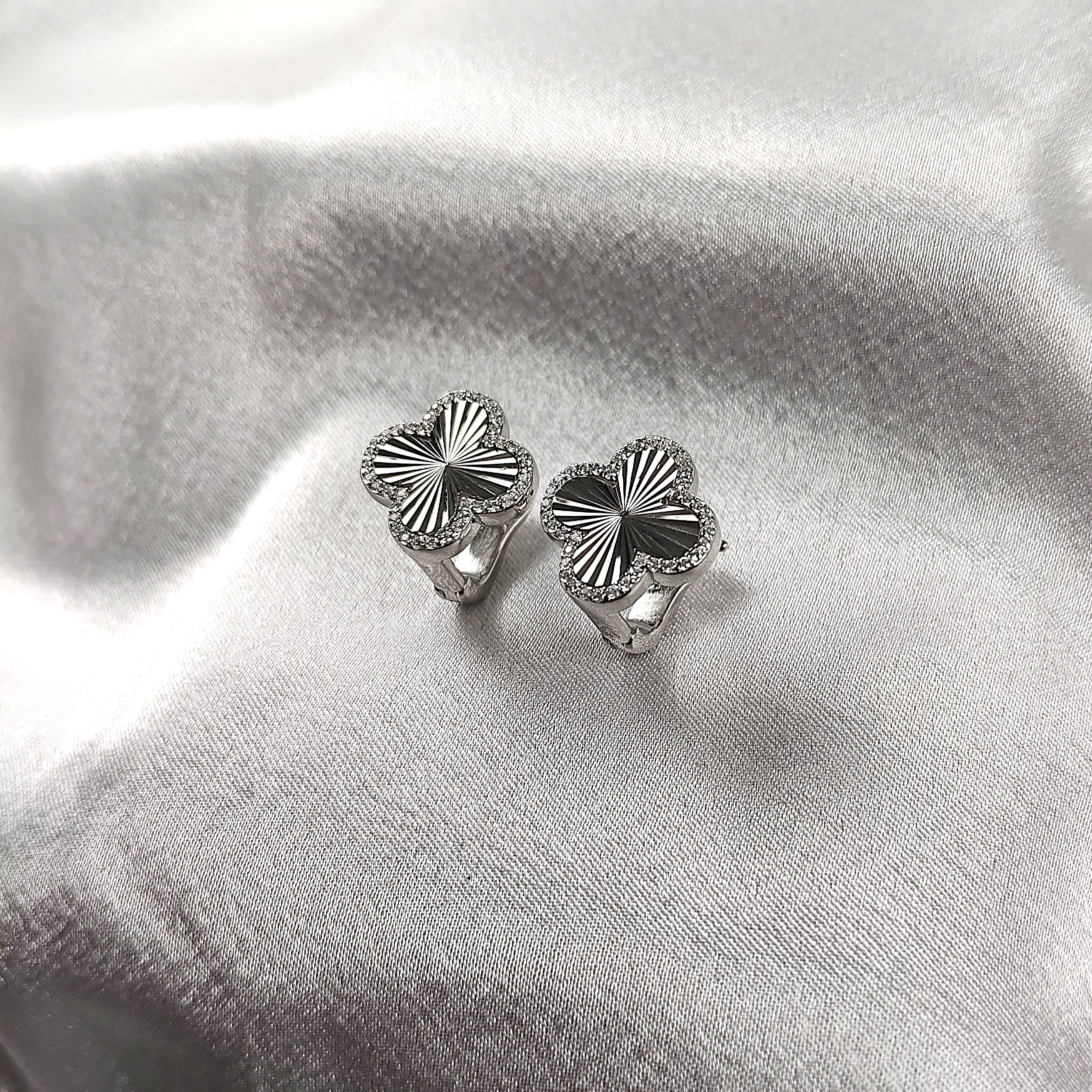Boucles d’Oreilles “Trèfle Éclatant” en Argent Boucles d’Oreilles “Trèfle Éclatant” en Argent