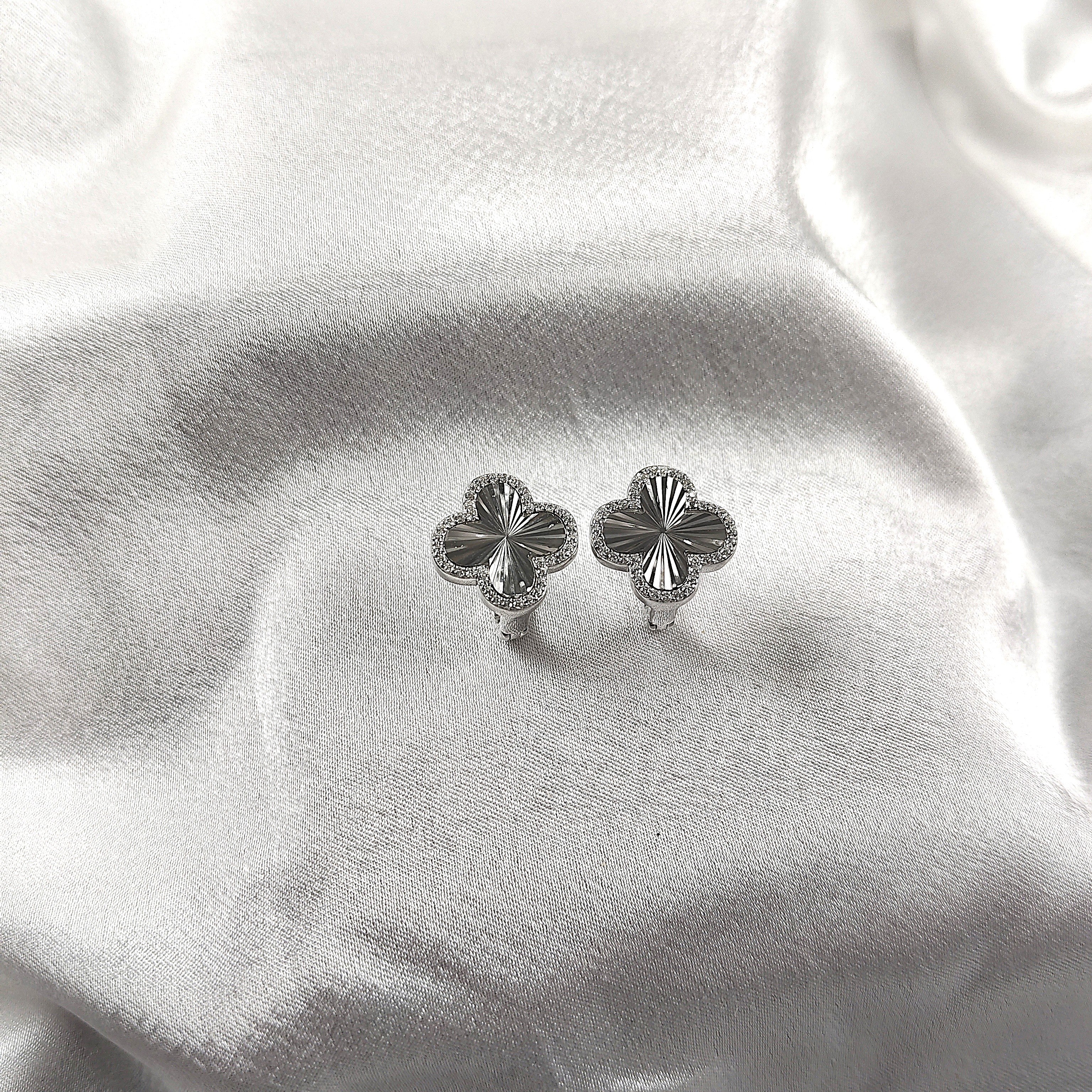 Boucles d’Oreilles “Trèfle Éclatant” en Argent Boucles d’Oreilles “Trèfle Éclatant” en Argent