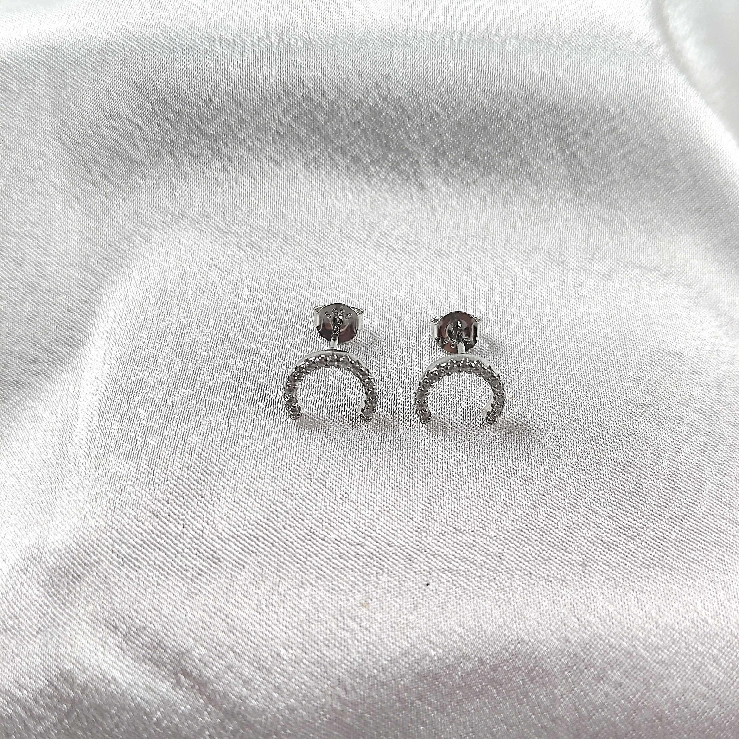 Boucles d’Oreilles “Croissant Scintillant” en Argent Boucles d’Oreilles “Croissant Scintillant” en Argent