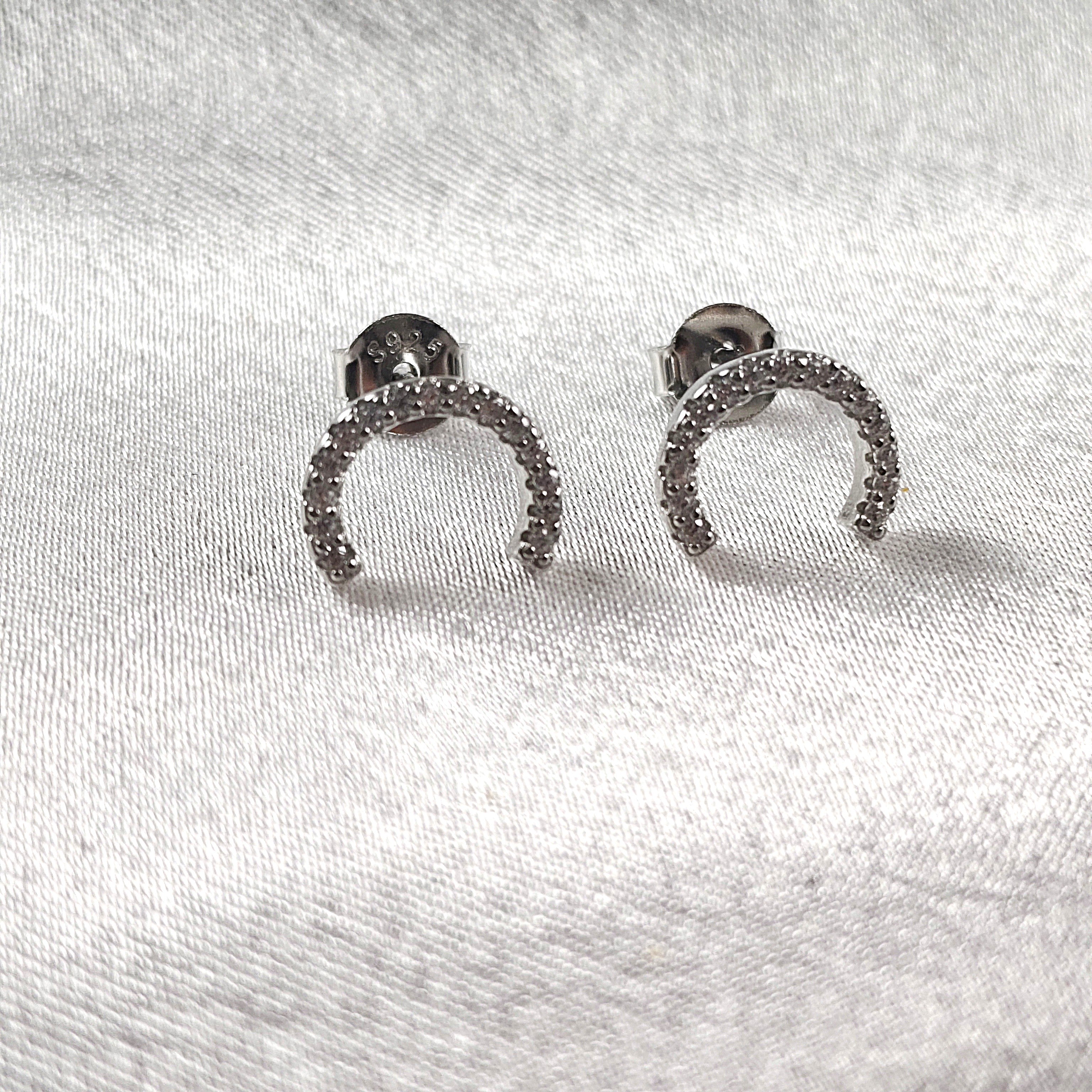 Boucles d’Oreilles “Croissant Scintillant” en Argent Boucles d’Oreilles “Croissant Scintillant” en Argent