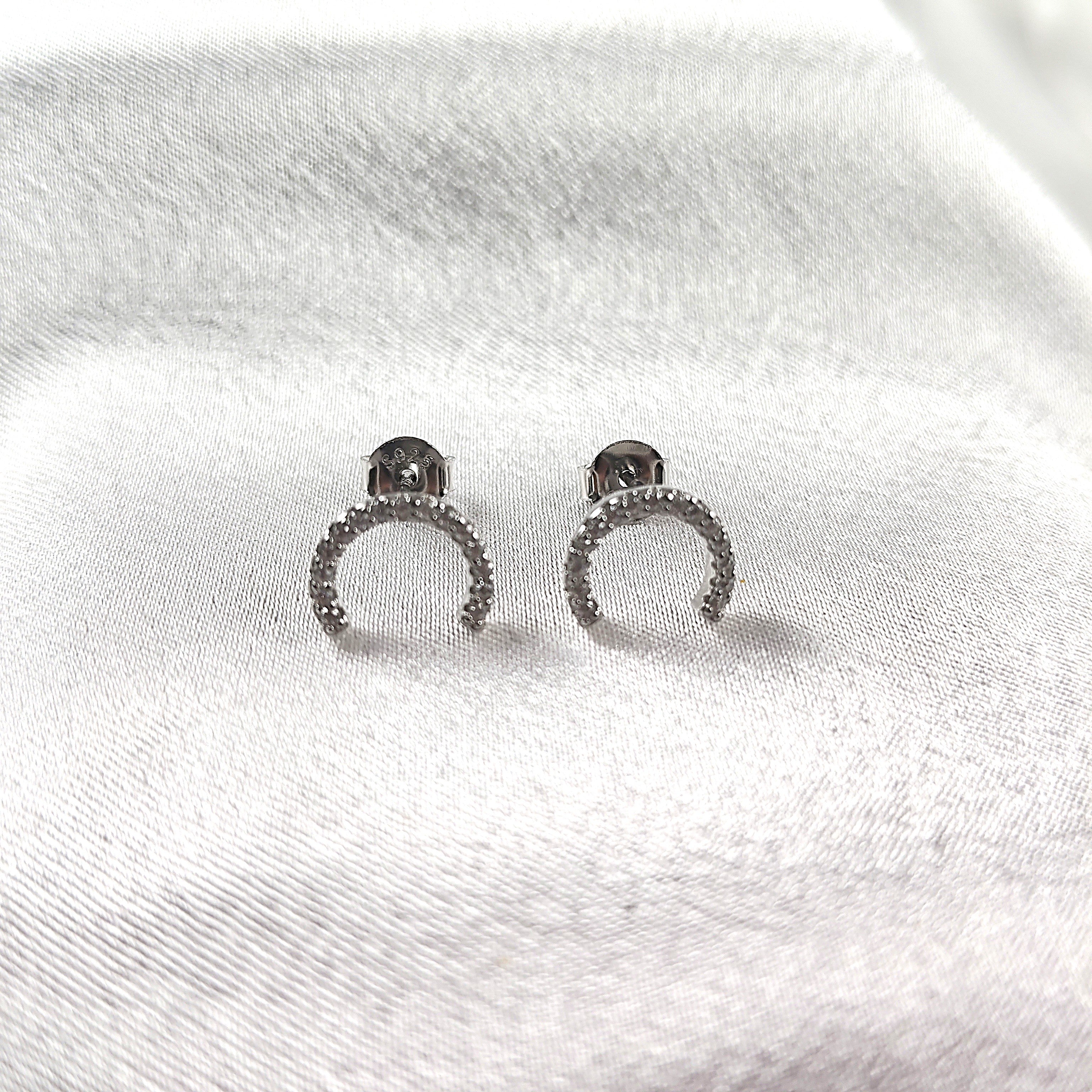 Boucles d’Oreilles “Croissant Scintillant” en Argent Boucles d’Oreilles “Croissant Scintillant” en Argent