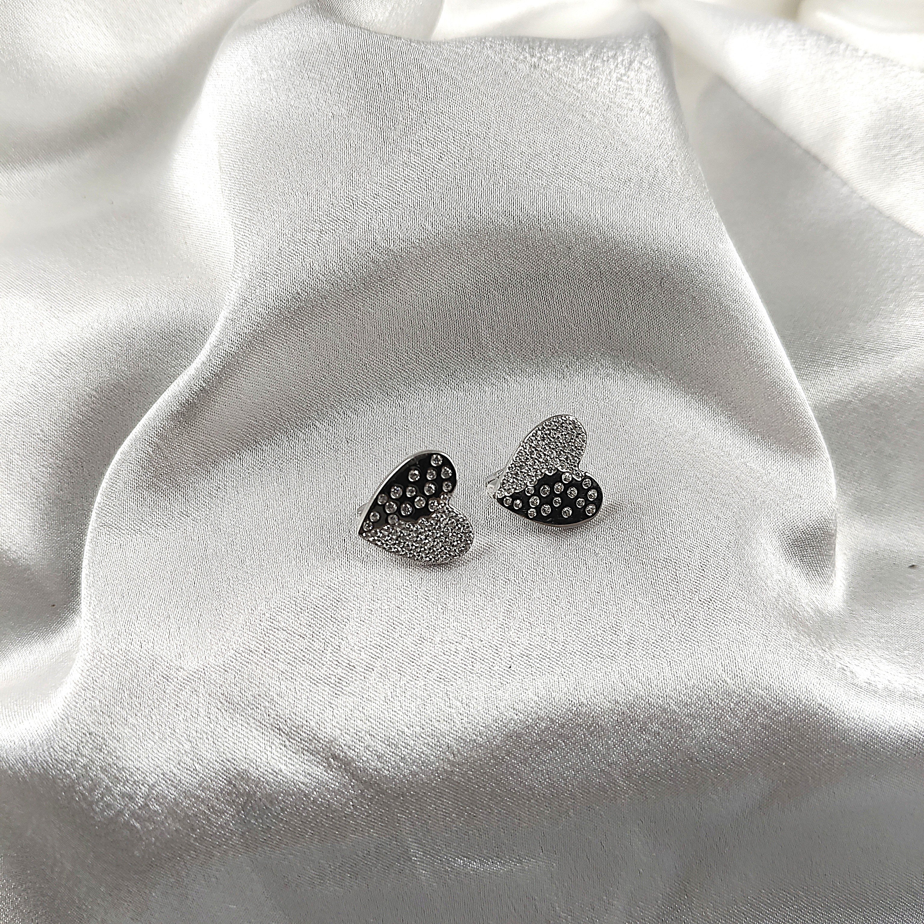 Boucles d’Oreilles “Cœur Scintillant” en Argent Boucles d’Oreilles “Cœur Scintillant” en Argent