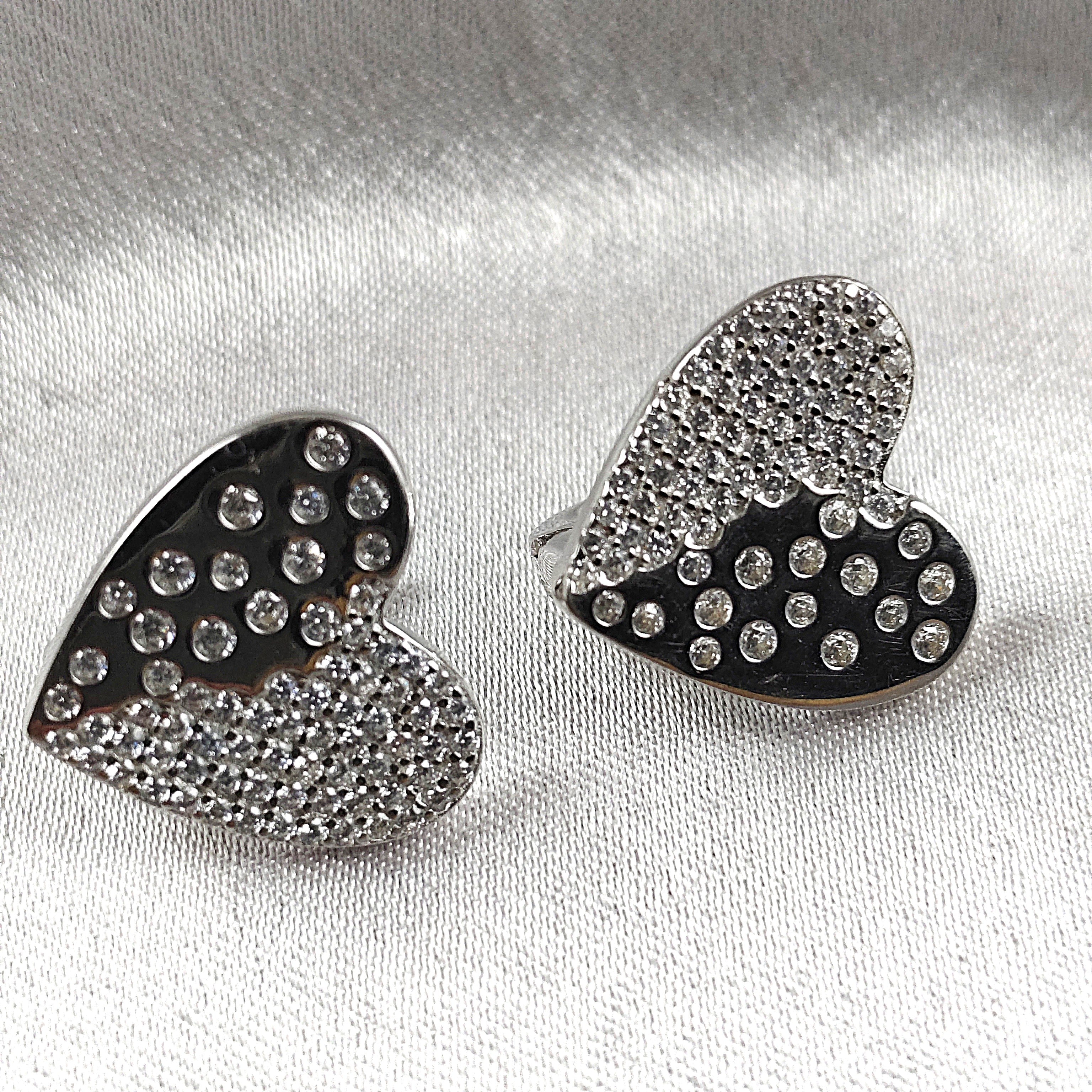 Boucles d’Oreilles “Cœur Scintillant” en Argent Boucles d’Oreilles “Cœur Scintillant” en Argent