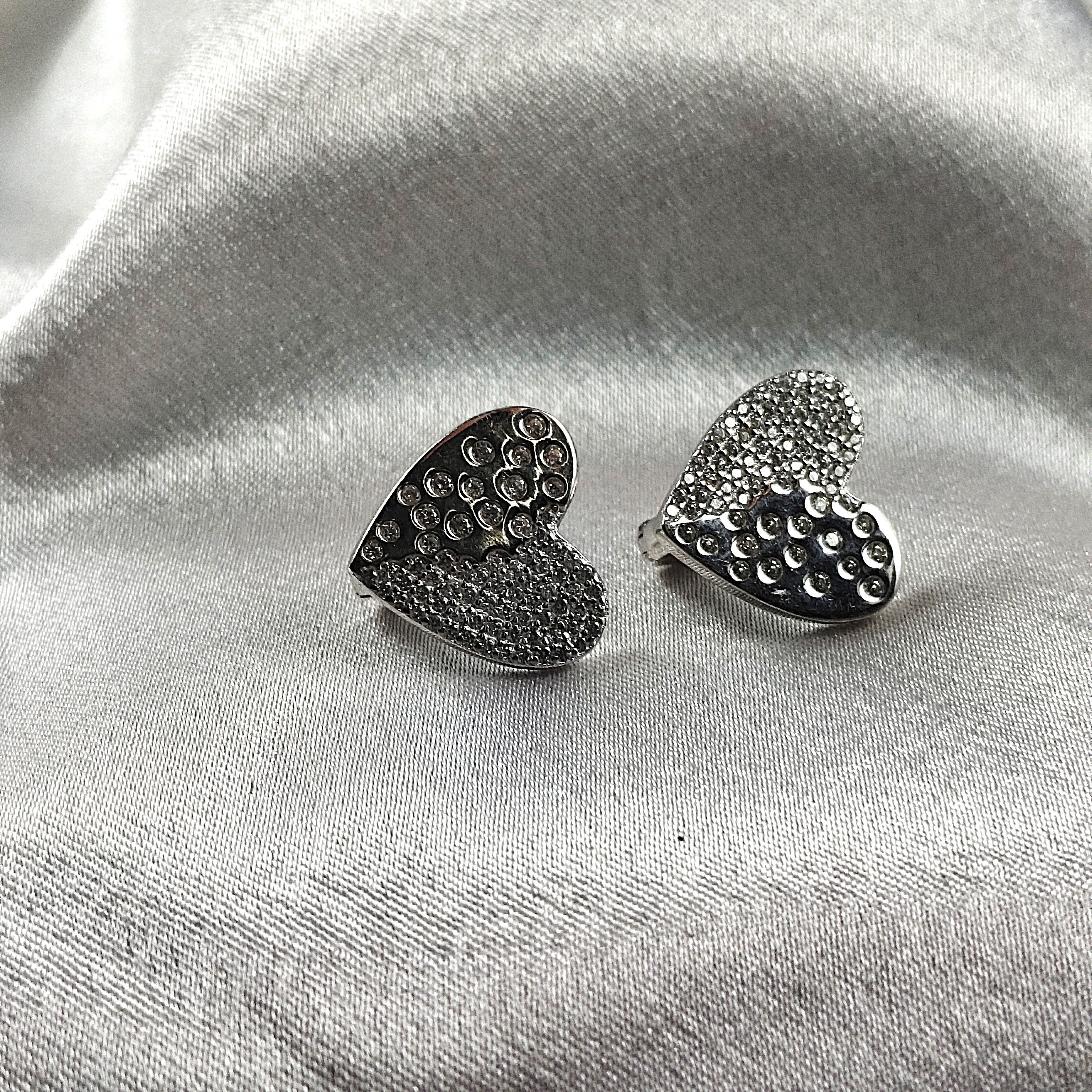 Boucles d’Oreilles “Cœur Scintillant” en Argent Boucles d’Oreilles “Cœur Scintillant” en Argent