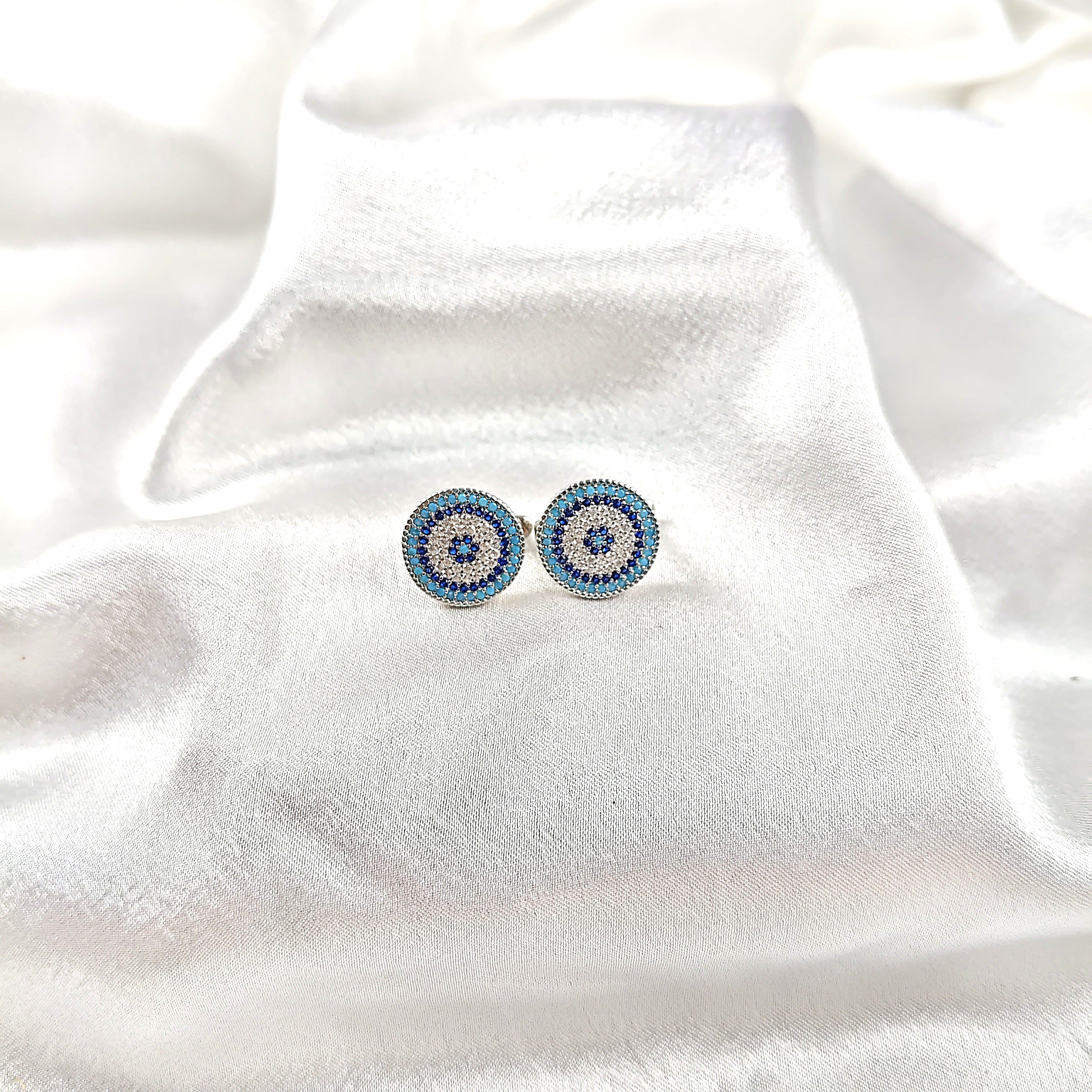 Boucles d’Oreilles “Œil Protecteur” en Argent et Zircons Bleus Boucles d’Oreilles “Œil Protecteur” en Argent et Zircons Bleus