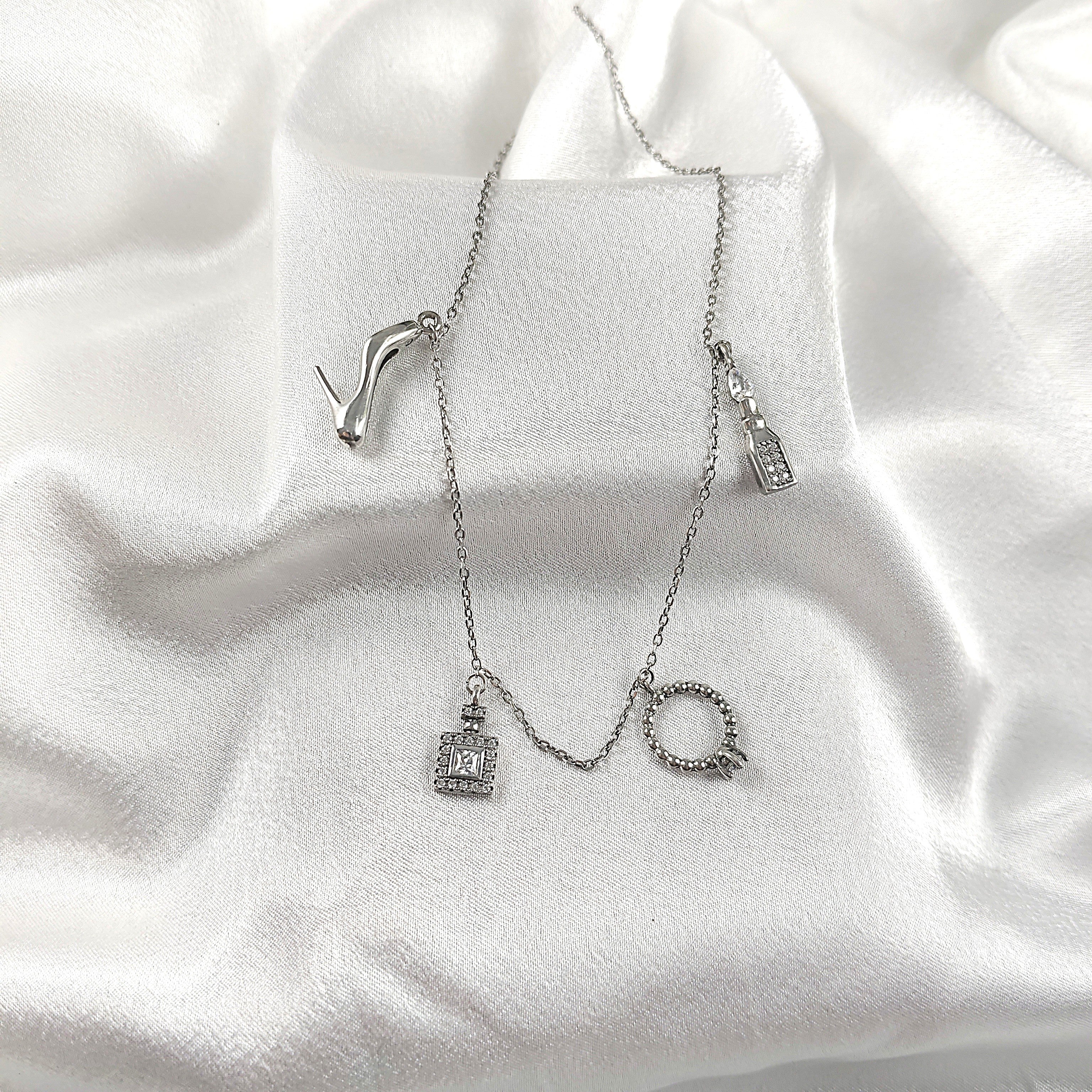 Chaîne en Argent avec Pendentifs Mode Glamour Chaîne en Argent avec Pendentifs Mode Glamour