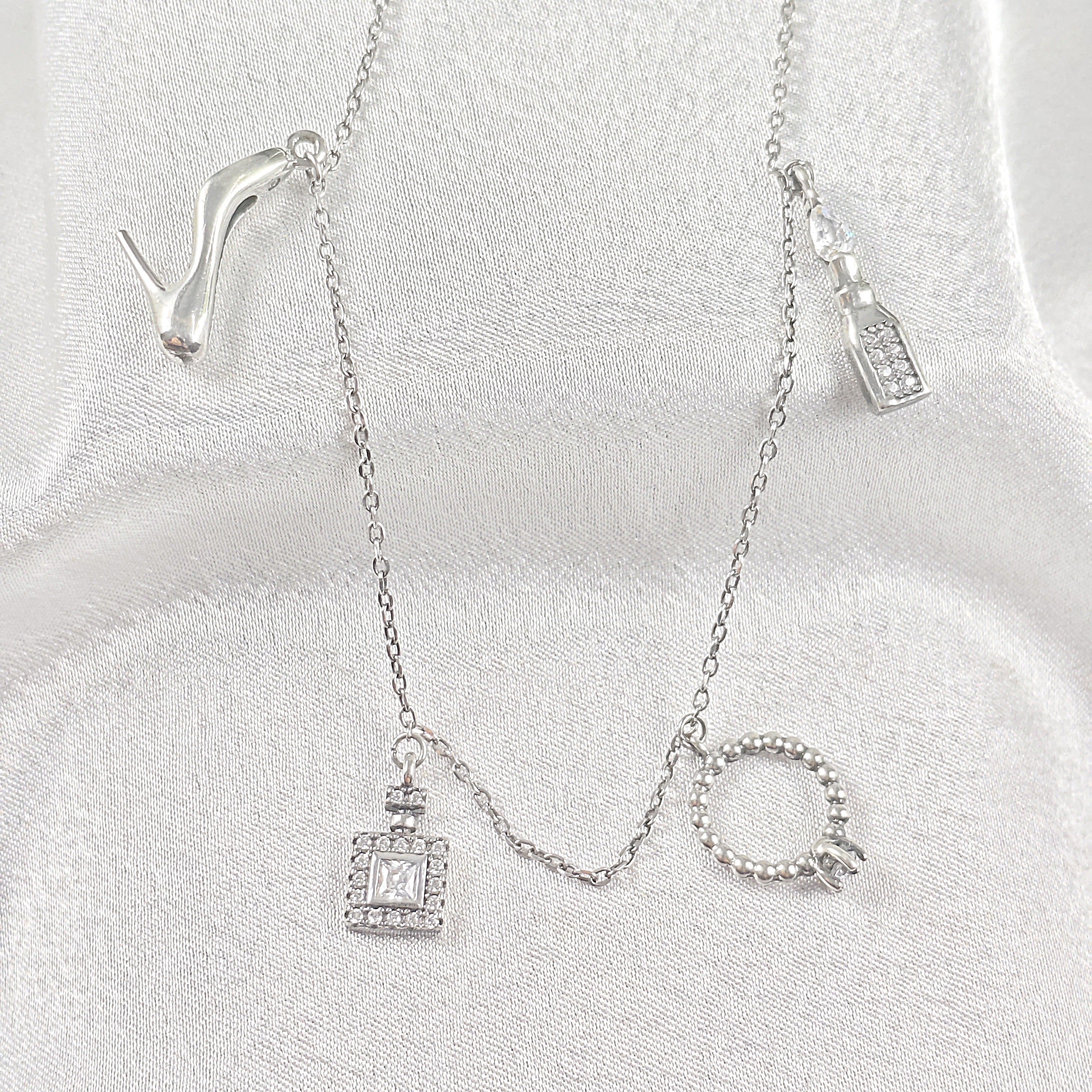 Chaîne en Argent avec Pendentifs Mode Glamour Chaîne en Argent avec Pendentifs Mode Glamour