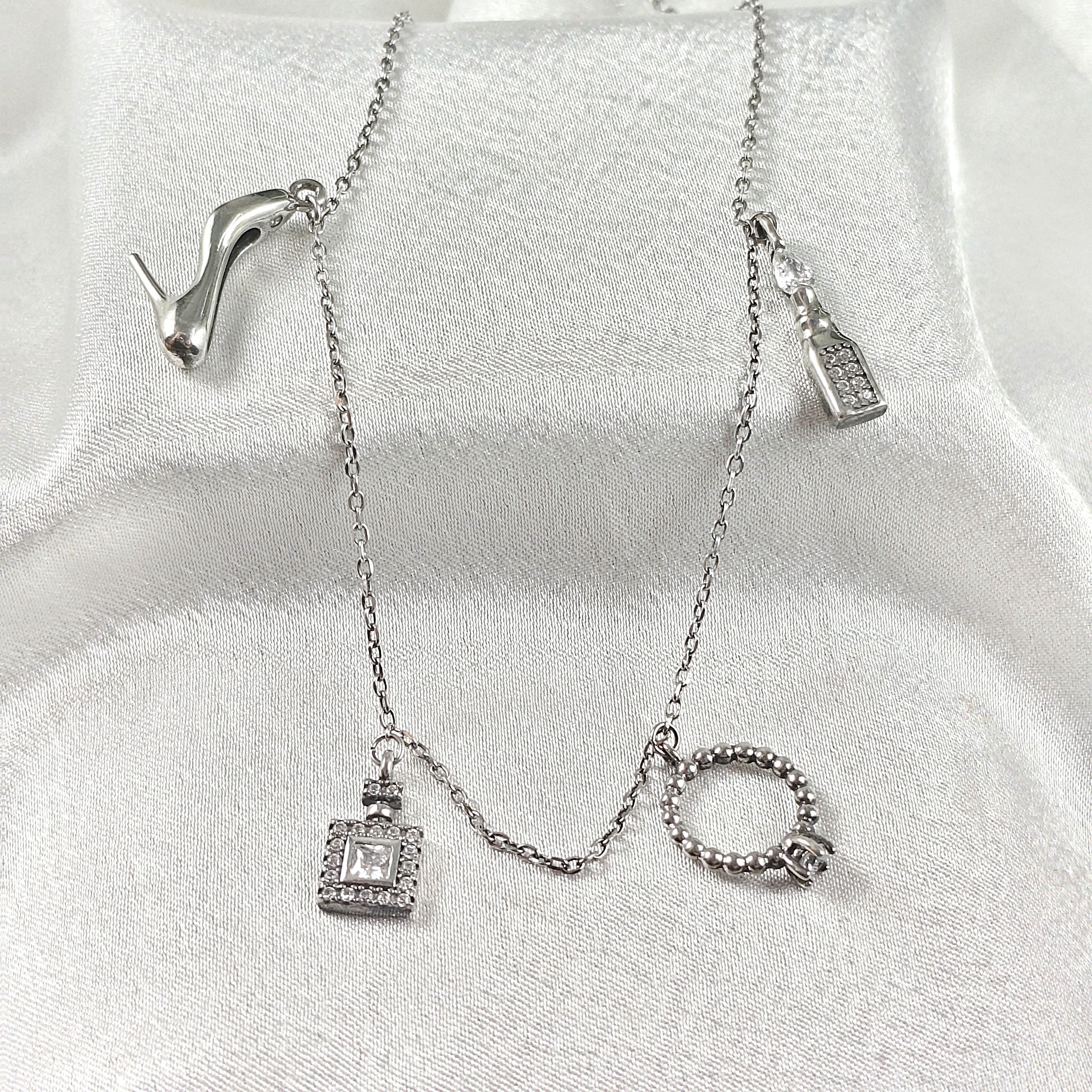 Chaîne en Argent avec Pendentifs Mode Glamour Chaîne en Argent avec Pendentifs Mode Glamour