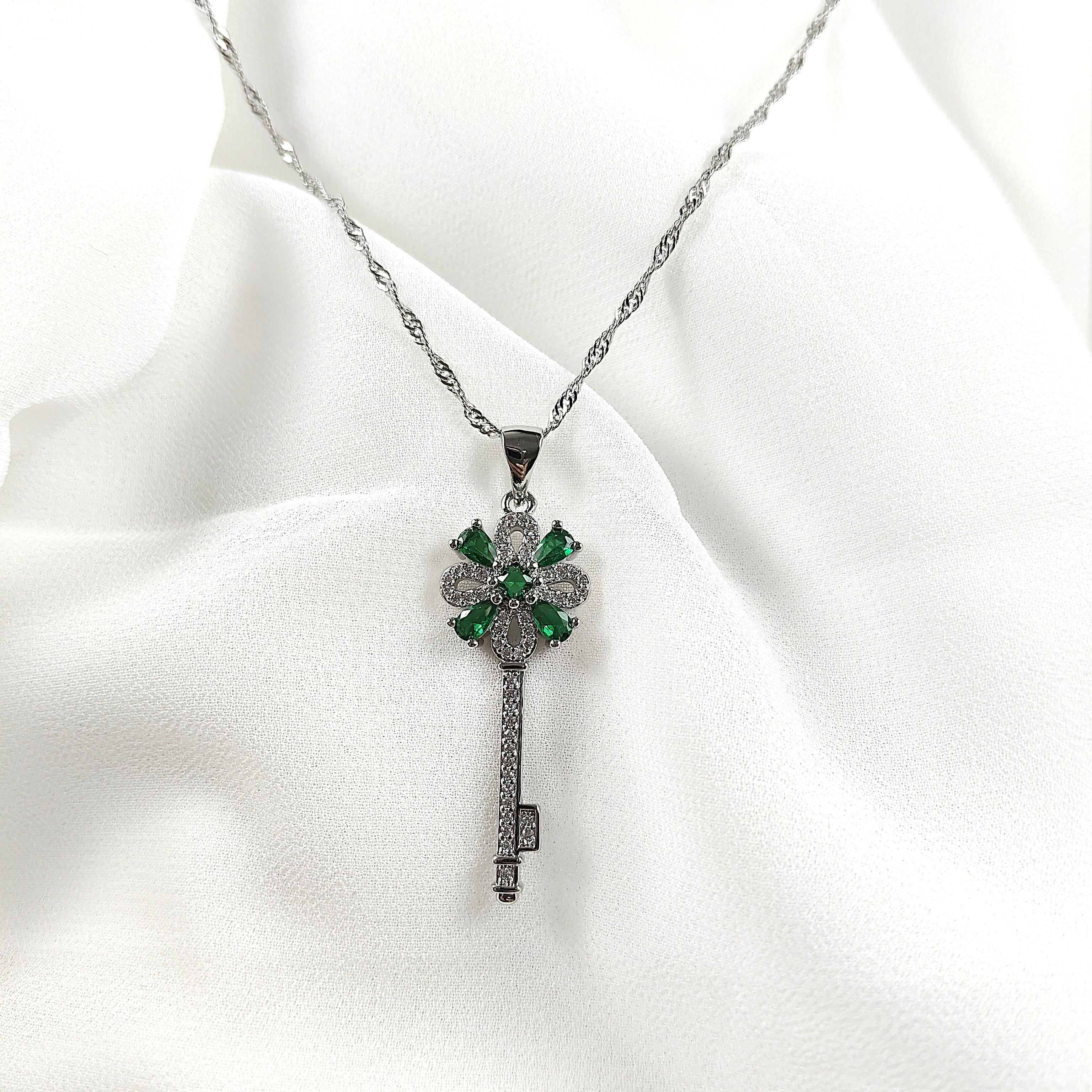 Collier Clé Fleur Émeraude en Acier Inoxydable Collier Clé Fleur Émeraude en Acier Inoxydable