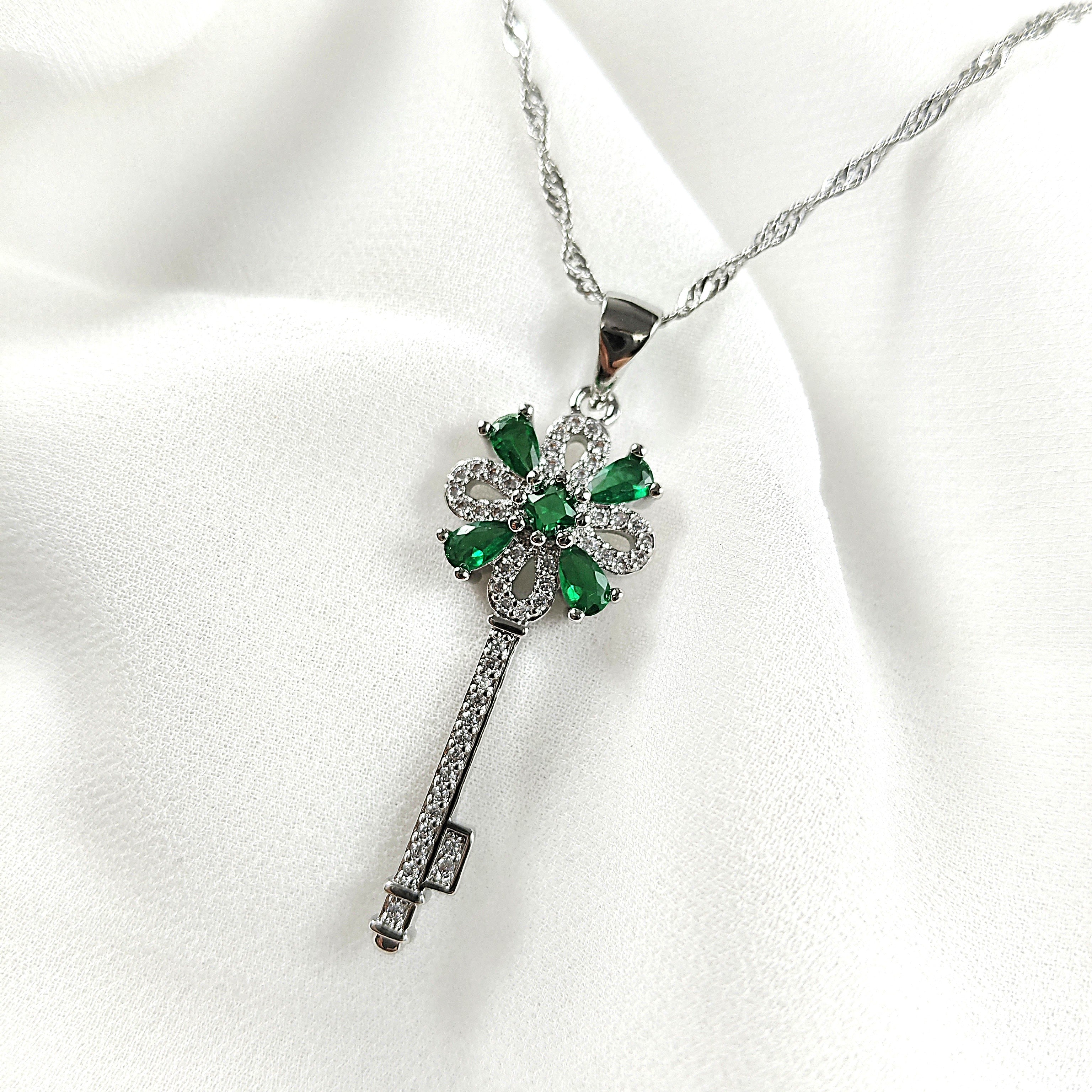 Collier Clé Fleur Émeraude en Acier Inoxydable Collier Clé Fleur Émeraude en Acier Inoxydable