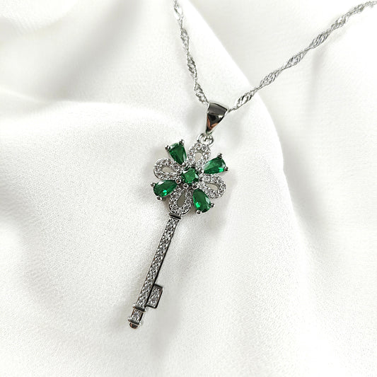 Collier Clé Fleur Émeraude en Acier Inoxydable