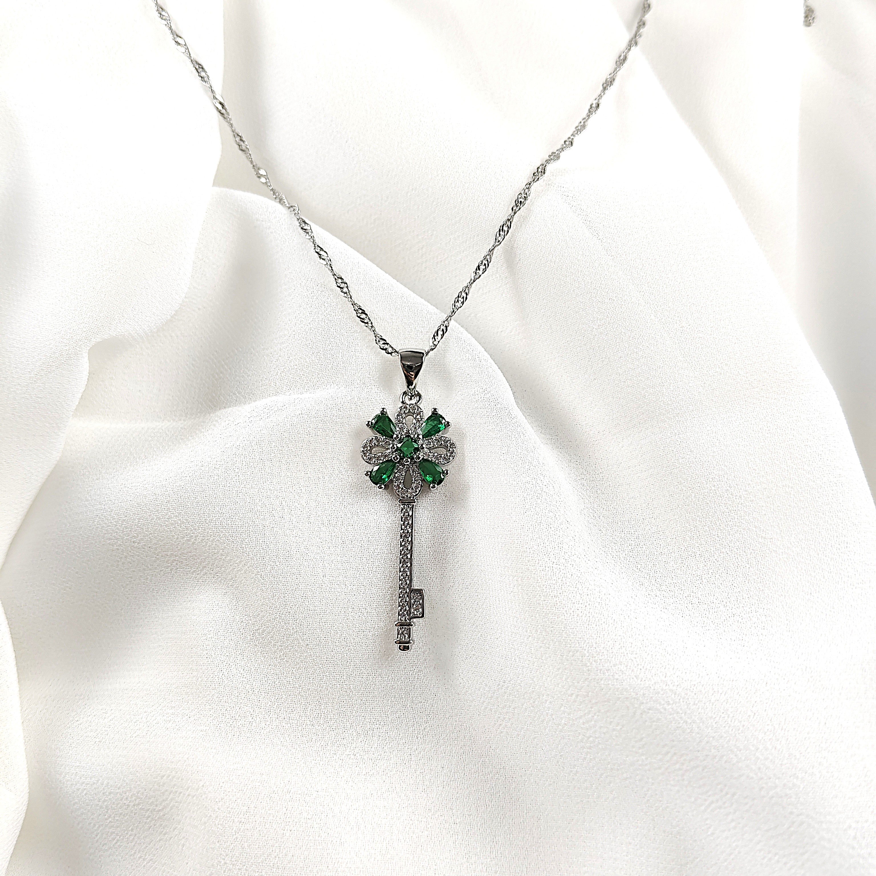 Collier Clé Fleur Émeraude en Acier Inoxydable Collier Clé Fleur Émeraude en Acier Inoxydable
