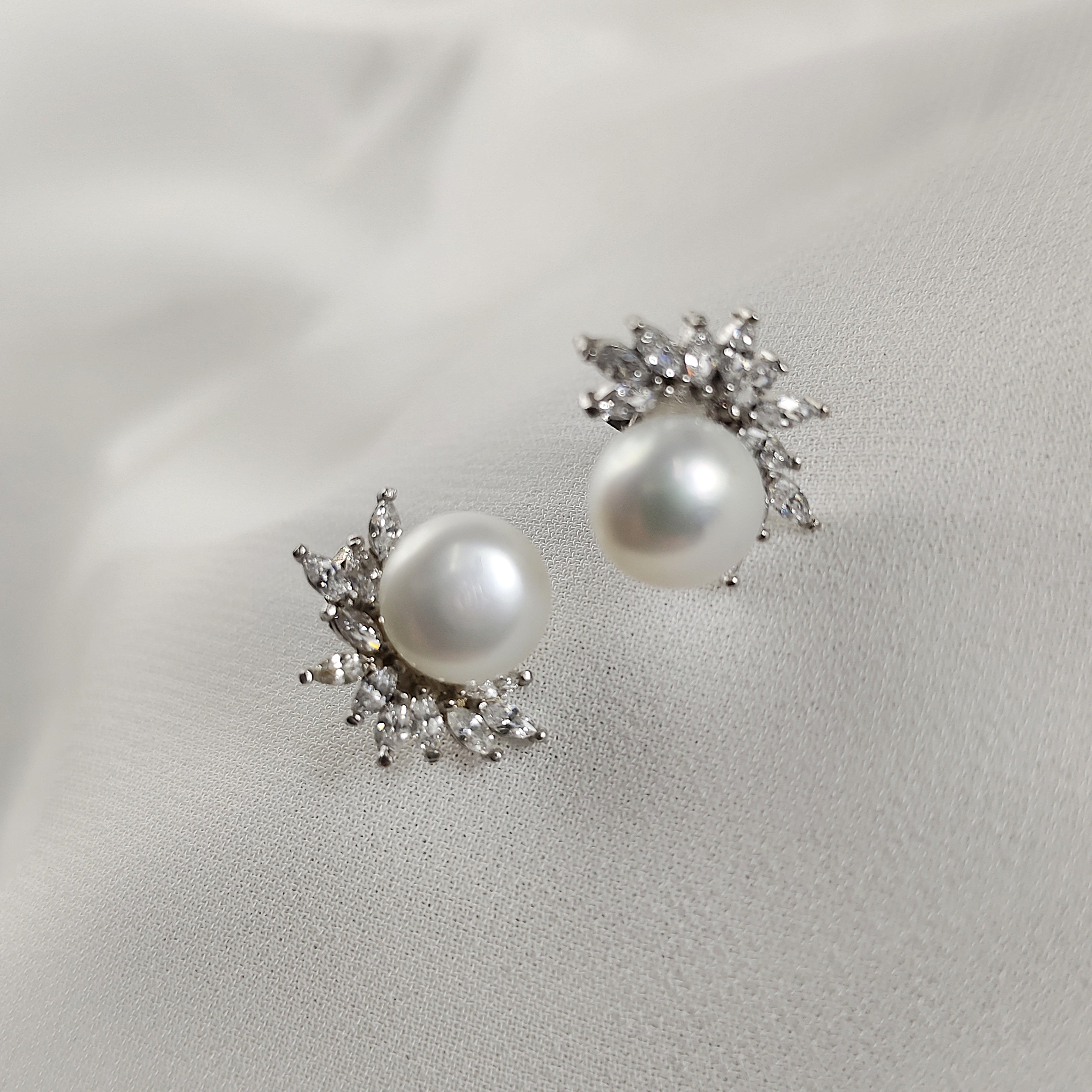 Boucles d’Oreilles Perle et Zircons en Argent 925 – Élégance Intemporelle Boucles d’Oreilles Perle et Zircons en Argent 925 – Élégance Intemporelle