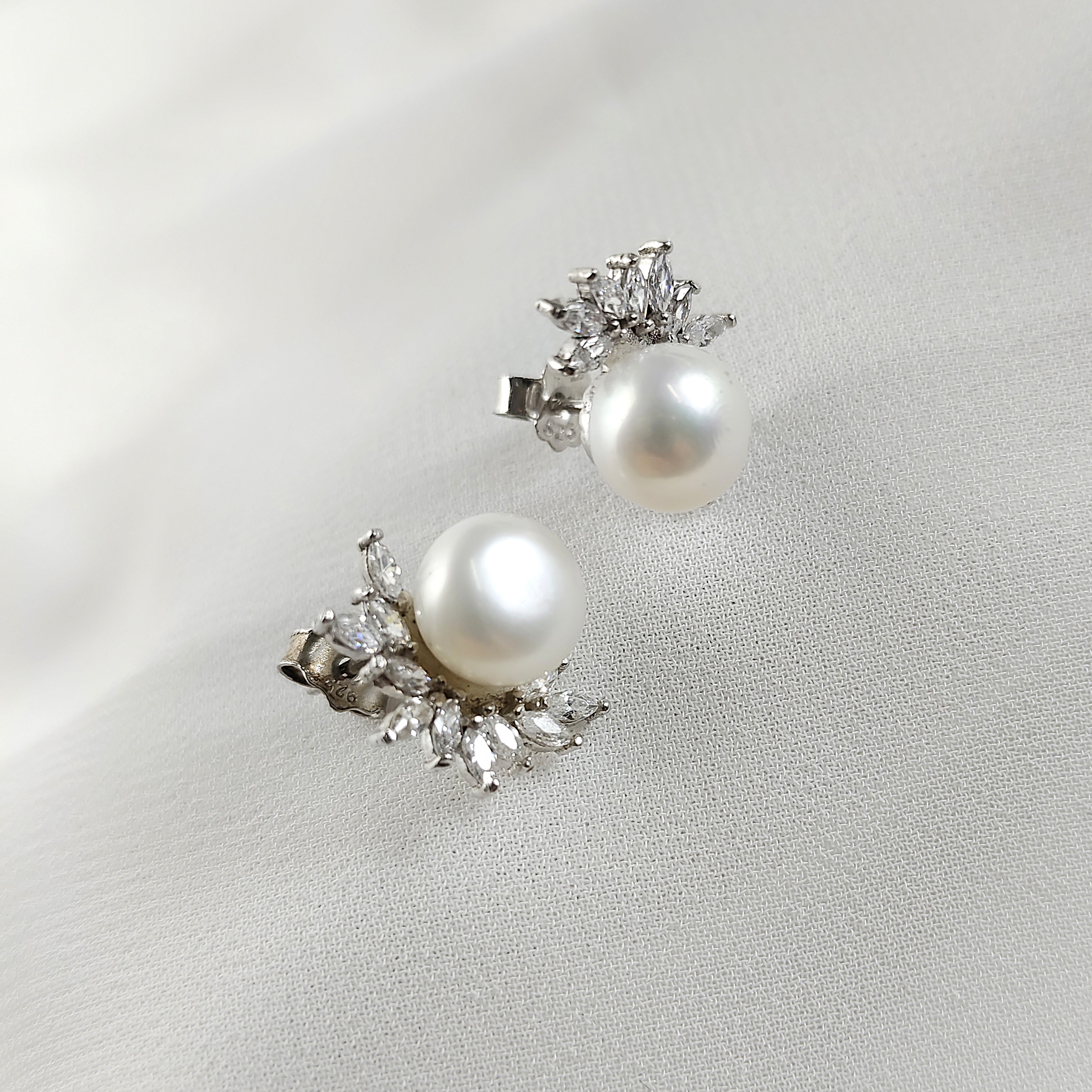 Boucles d’Oreilles Perle et Zircons en Argent 925 – Élégance Intemporelle Boucles d’Oreilles Perle et Zircons en Argent 925 – Élégance Intemporelle