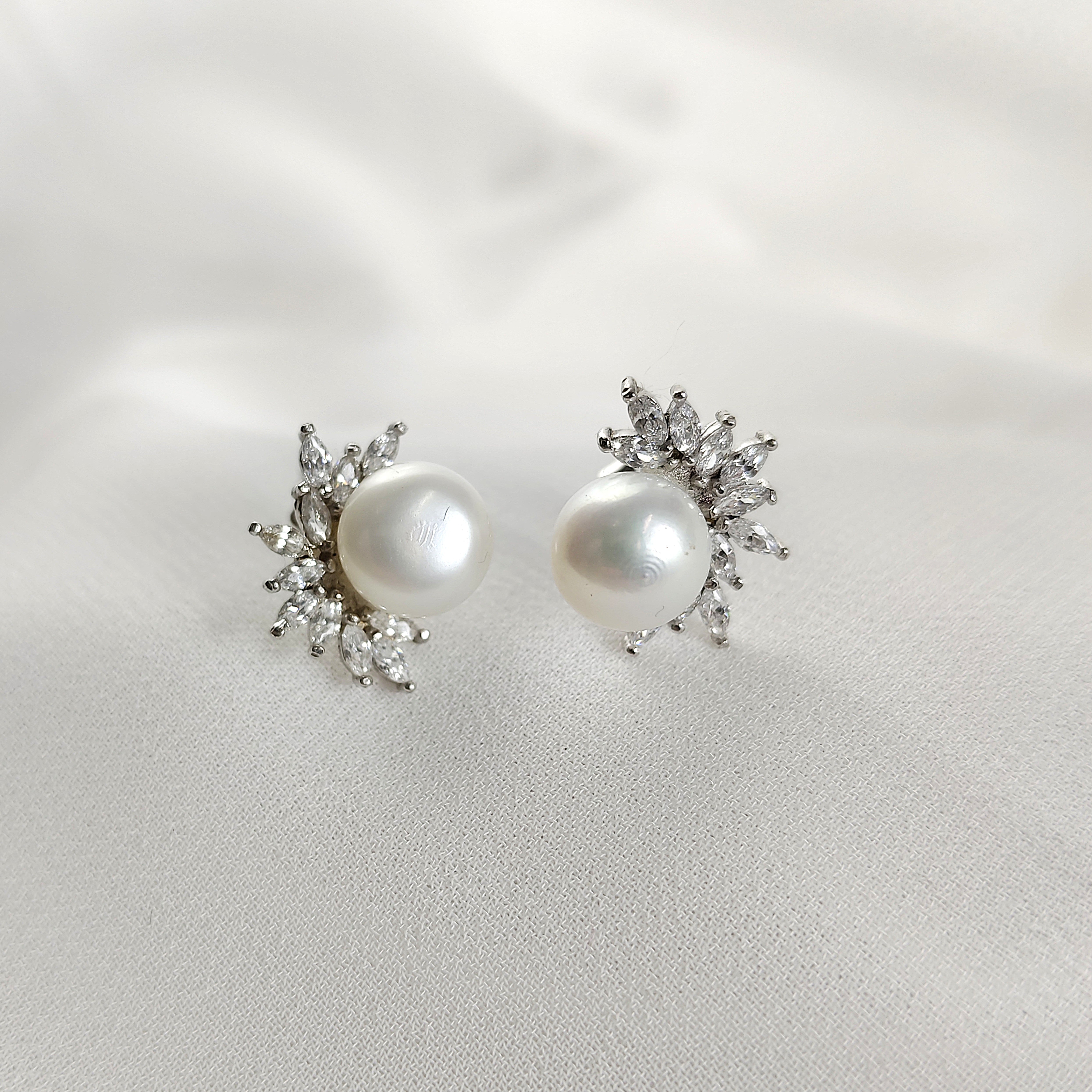 Boucles d’Oreilles Perle et Zircons en Argent 925 – Élégance Intemporelle Boucles d’Oreilles Perle et Zircons en Argent 925 – Élégance Intemporelle