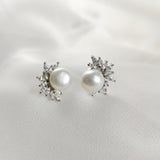 Boucles d’Oreilles Perle et Zircons en Argent 925 – Élégance Intemporelle Boucles d’Oreilles Perle et Zircons en Argent 925 – Élégance Intemporelle
