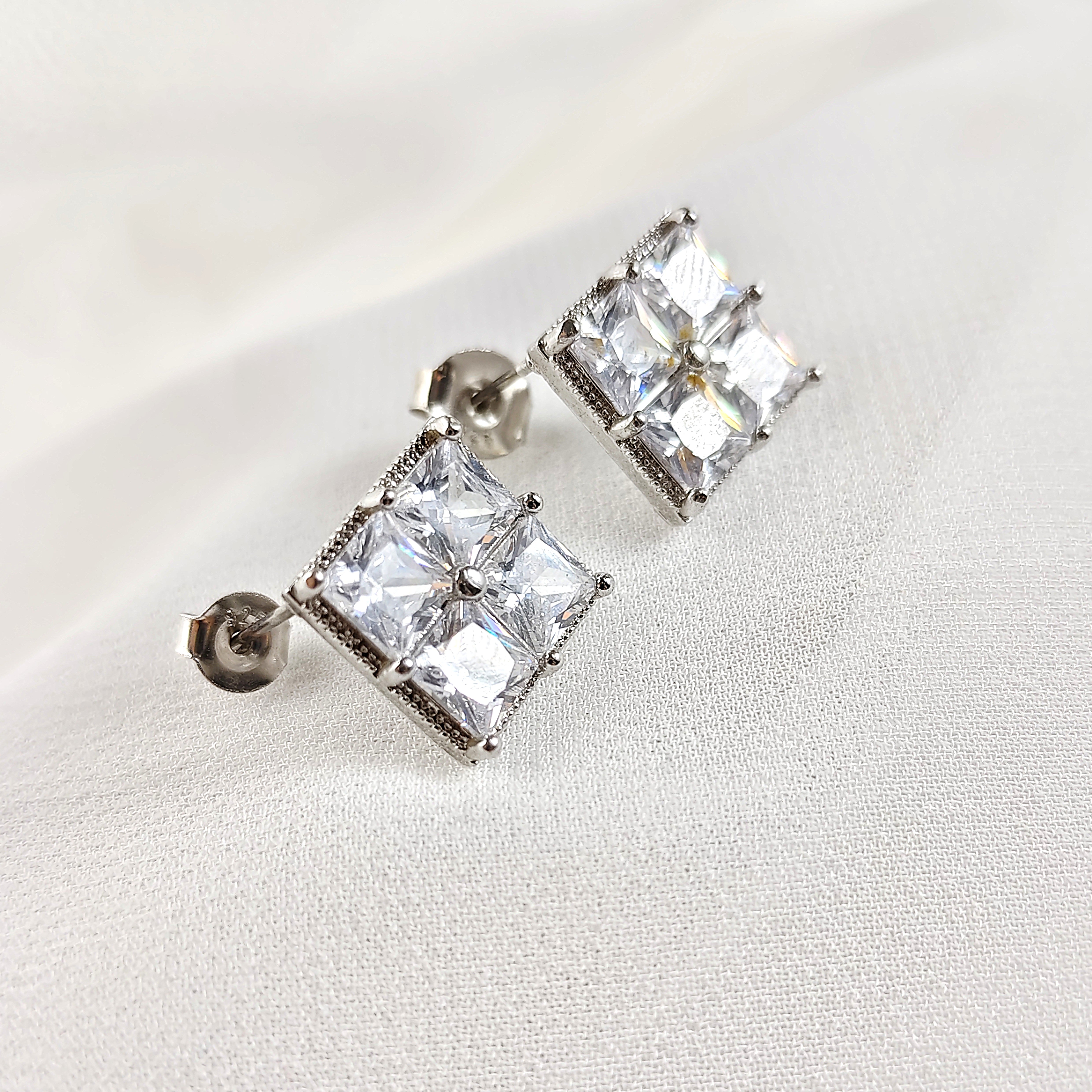 Boucles d’Oreilles Carré Élégant en Argent 925 – Zircons Princes Boucles d’Oreilles Carré Élégant en Argent 925 – Zircons Princes