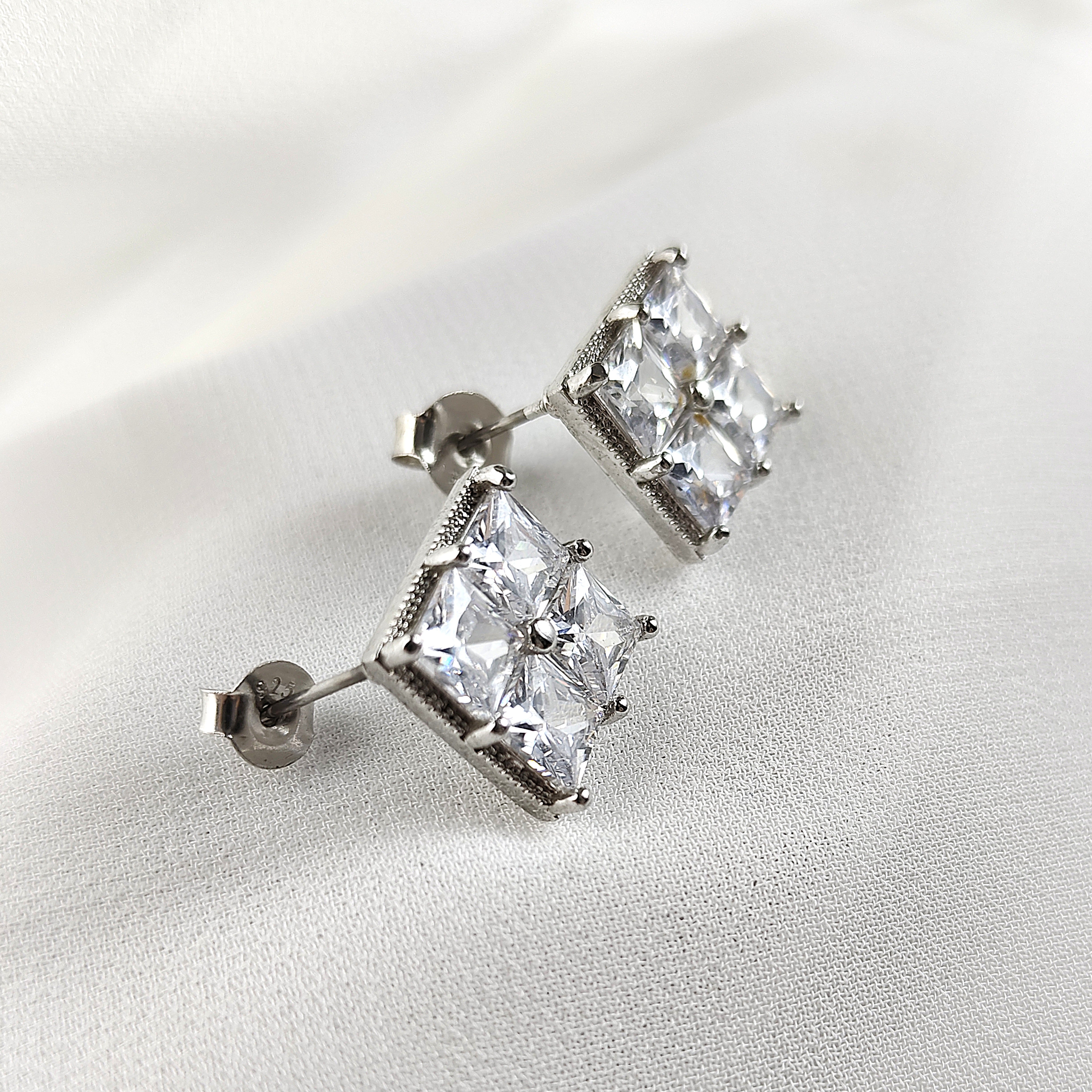 Boucles d’Oreilles Carré Élégant en Argent 925 – Zircons Princes Boucles d’Oreilles Carré Élégant en Argent 925 – Zircons Princes