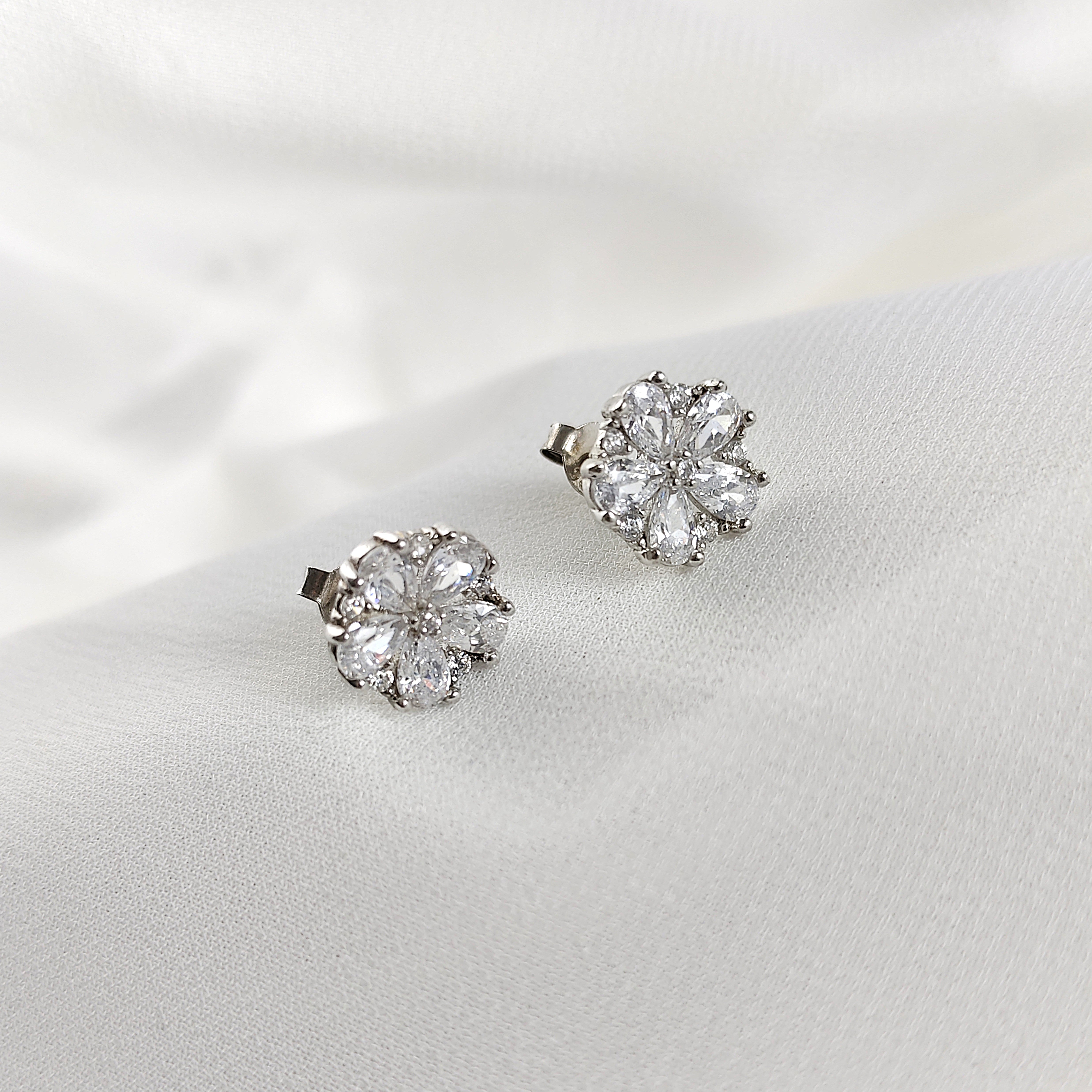 Boucles d’Oreilles Fleur Brillante en Argent 925 – Zircons Éclatants Boucles d’Oreilles Fleur Brillante en Argent 925 – Zircons Éclatants