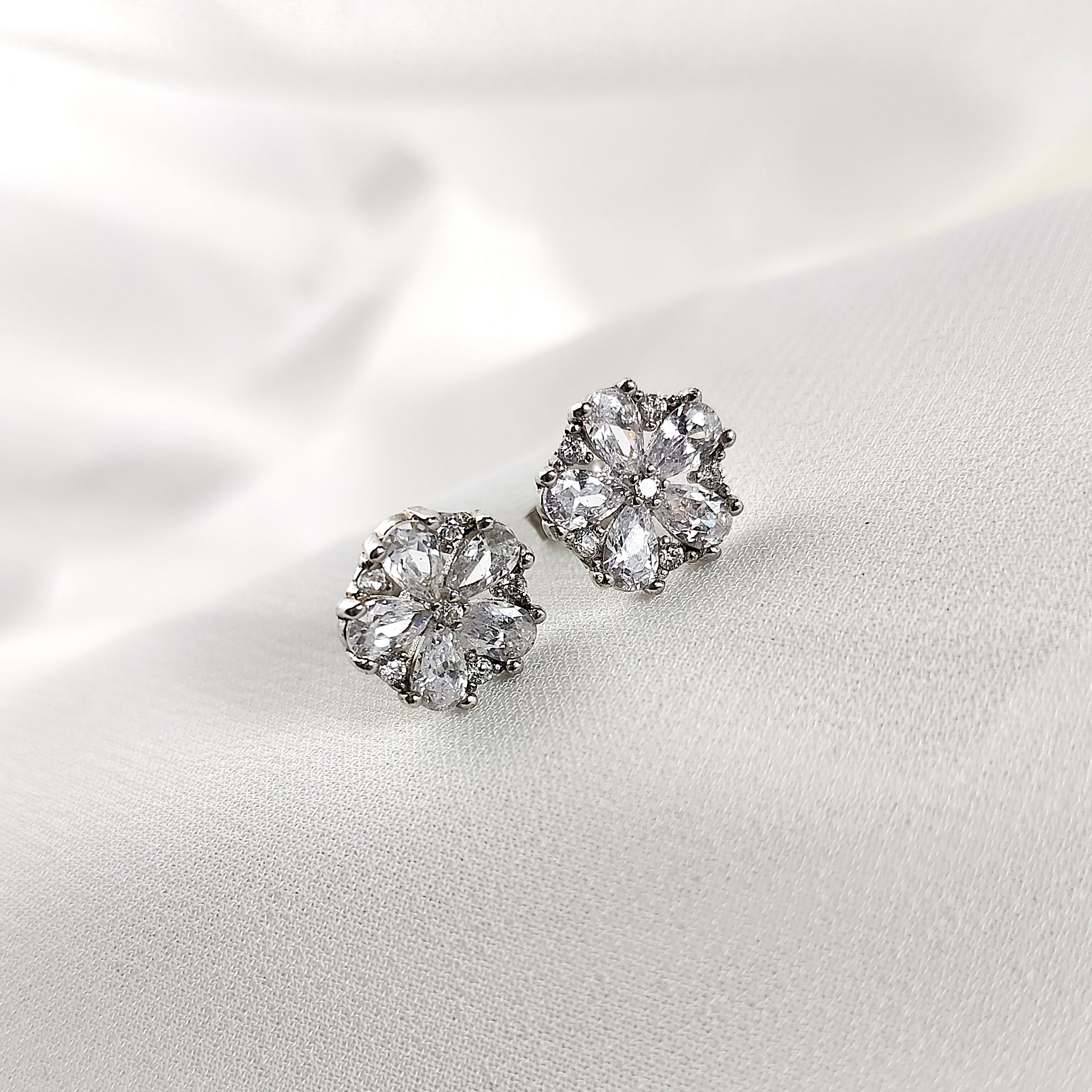 Boucles d’Oreilles Fleur Brillante en Argent 925 – Zircons Éclatants Boucles d’Oreilles Fleur Brillante en Argent 925 – Zircons Éclatants