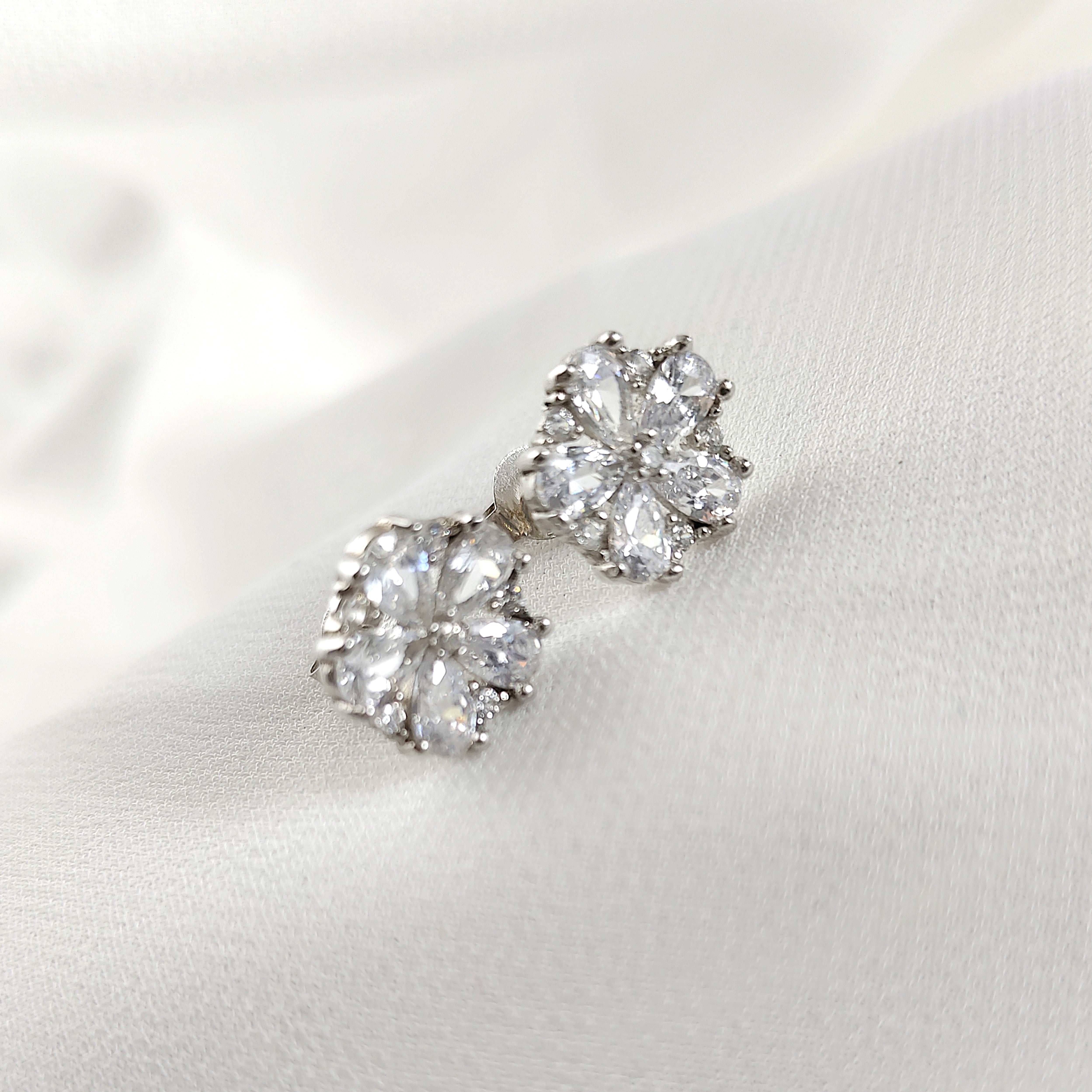 Boucles d’Oreilles Fleur Brillante en Argent 925 – Zircons Éclatants Boucles d’Oreilles Fleur Brillante en Argent 925 – Zircons Éclatants
