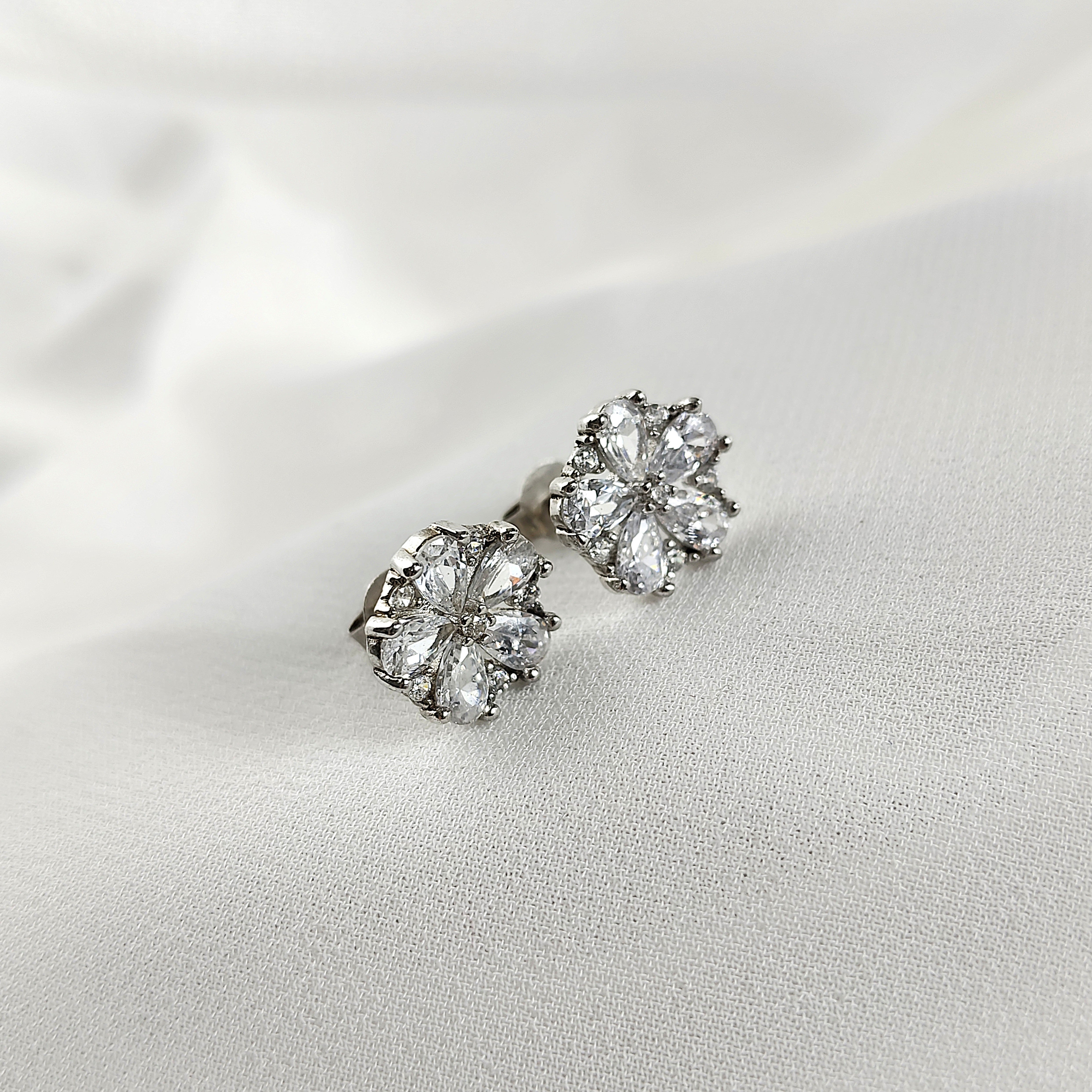Boucles d’Oreilles Fleur Brillante en Argent 925 – Zircons Éclatants Boucles d’Oreilles Fleur Brillante en Argent 925 – Zircons Éclatants