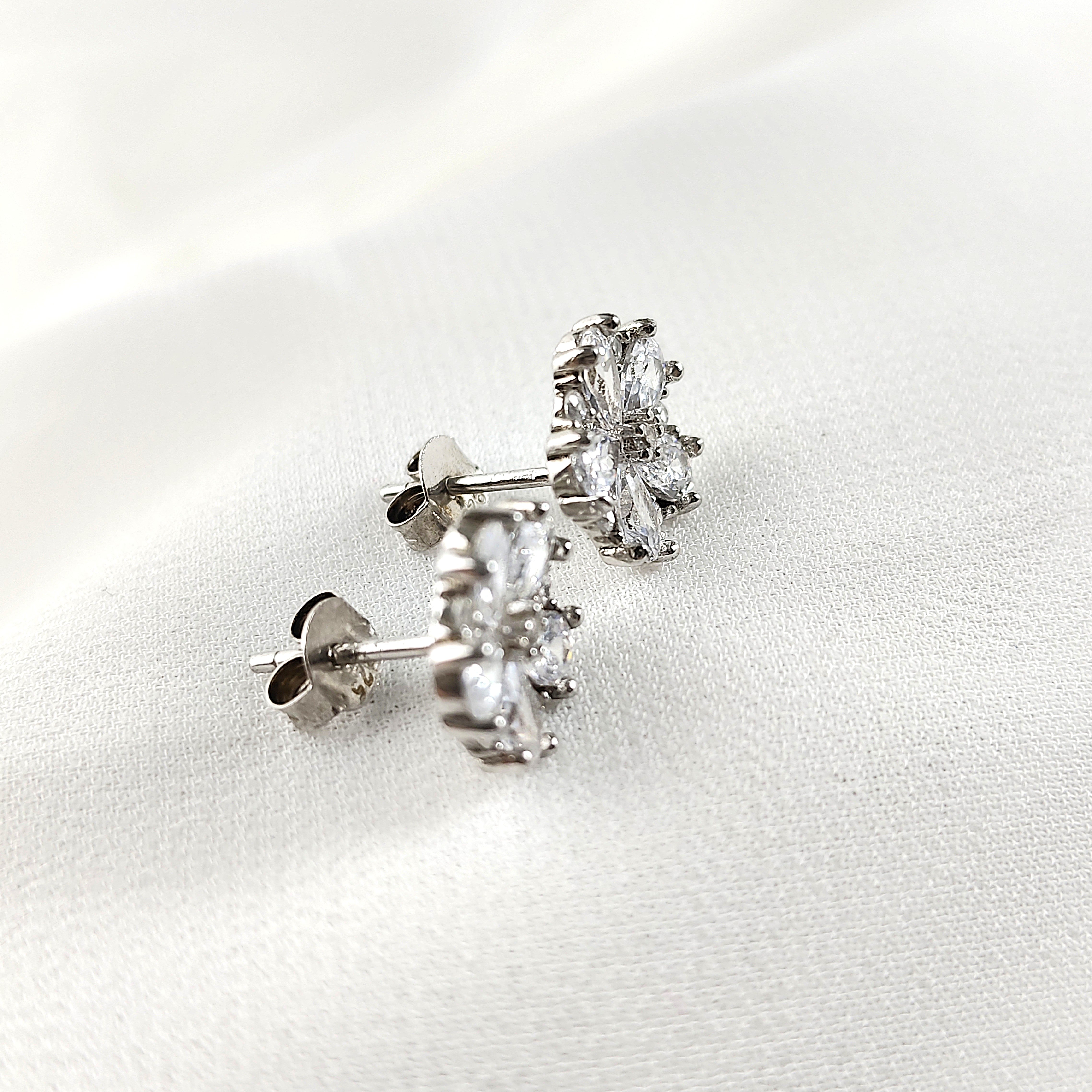 Boucles d’Oreilles Fleur Brillante en Argent 925 – Zircons Éclatants Boucles d’Oreilles Fleur Brillante en Argent 925 – Zircons Éclatants