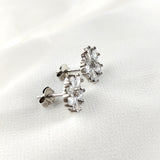 Boucles d’Oreilles Fleur Brillante en Argent 925 – Zircons Éclatants Boucles d’Oreilles Fleur Brillante en Argent 925 – Zircons Éclatants