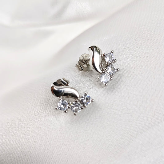 Boucles d’Oreilles Élégance Ondulée en Argent 925 – Trois Zircons Scintillants