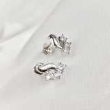 Boucles d’Oreilles Élégance Ondulée en Argent 925 – Trois Zircons Scintillants Boucles d’Oreilles Élégance Ondulée en Argent 925 – Trois Zircons Scintillants