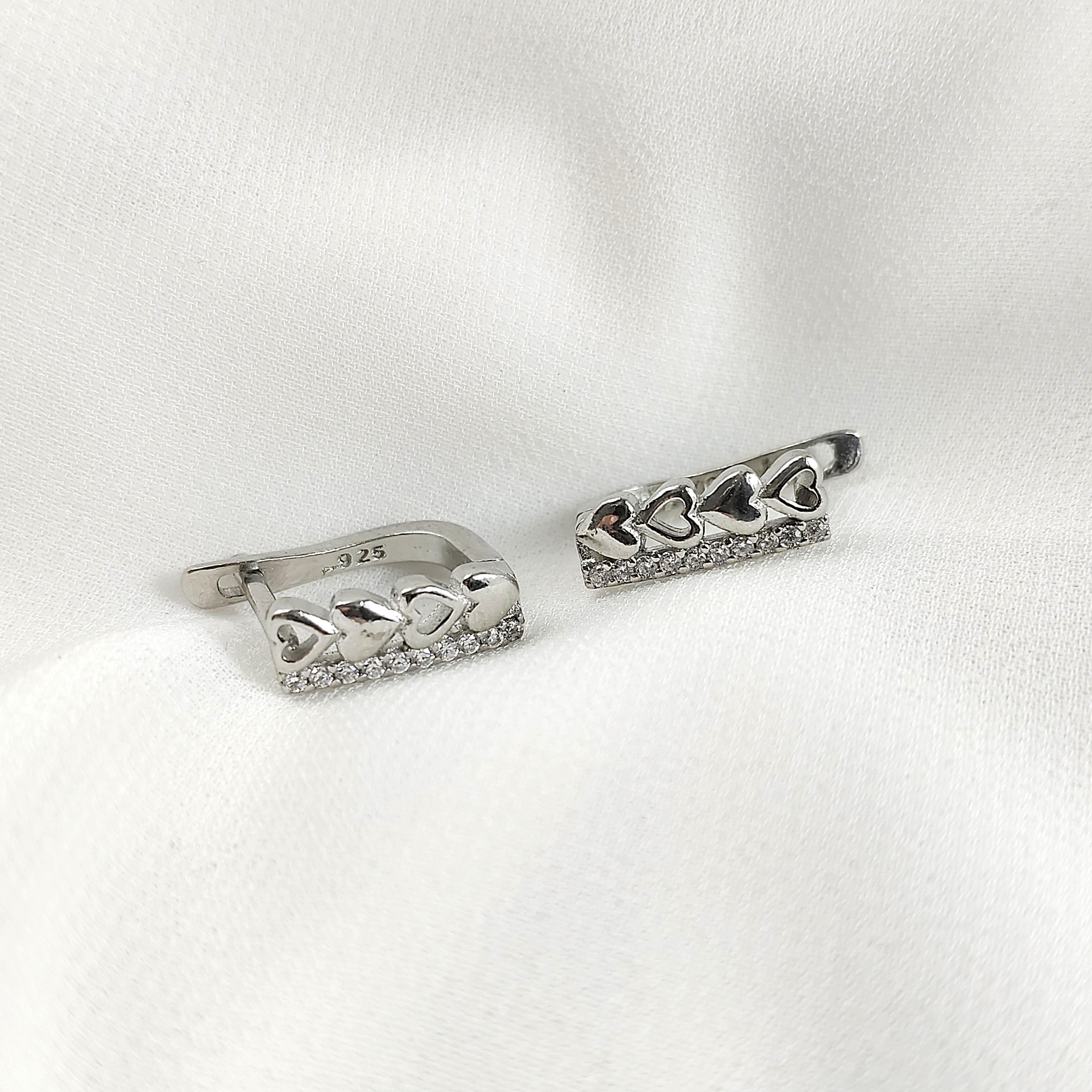 Boucles d’Oreilles Cœurs Alignés en Argent 925 – Romance Éternelle Boucles d’Oreilles Cœurs Alignés en Argent 925 – Romance Éternelle
