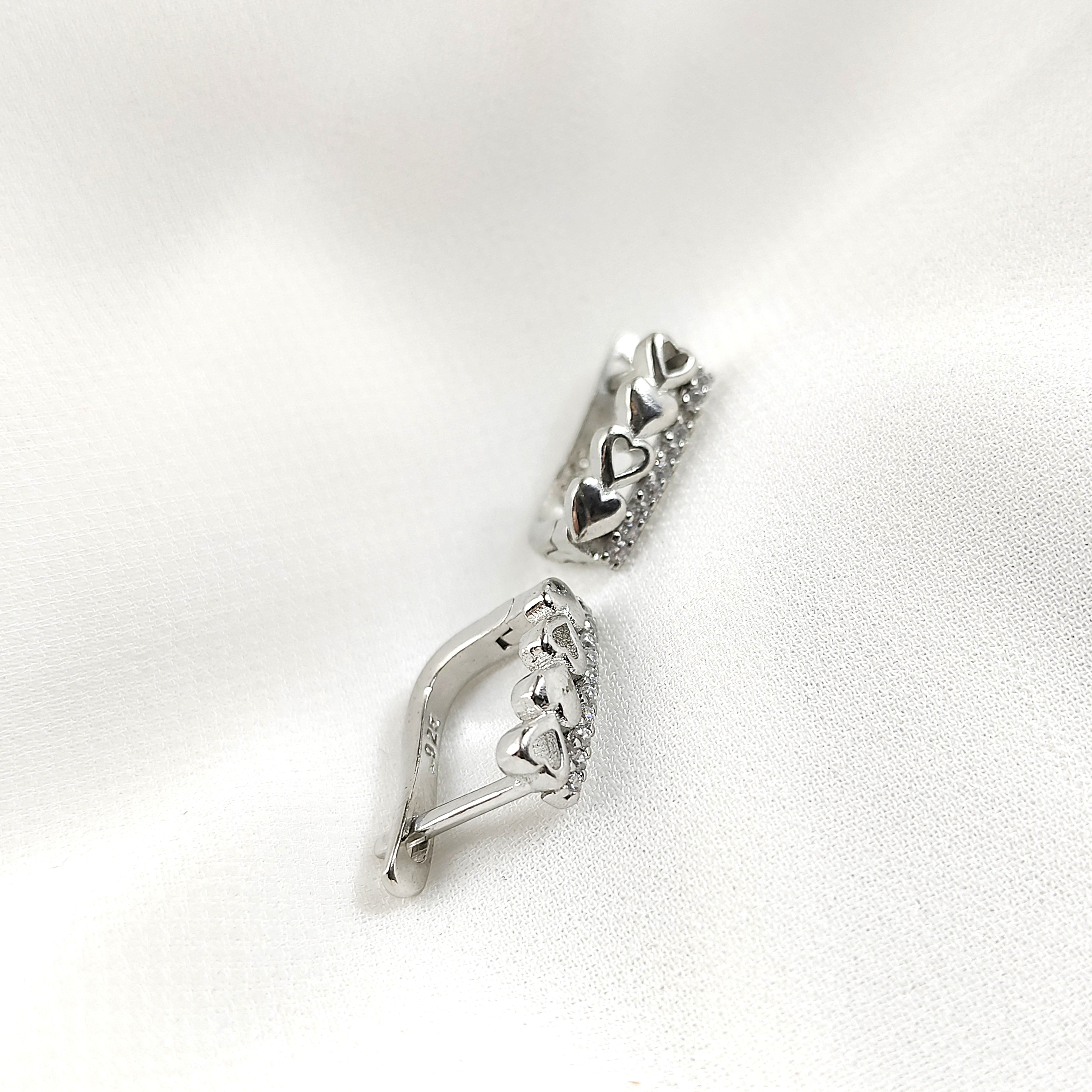 Boucles d’Oreilles Cœurs Alignés en Argent 925 – Romance Éternelle Boucles d’Oreilles Cœurs Alignés en Argent 925 – Romance Éternelle