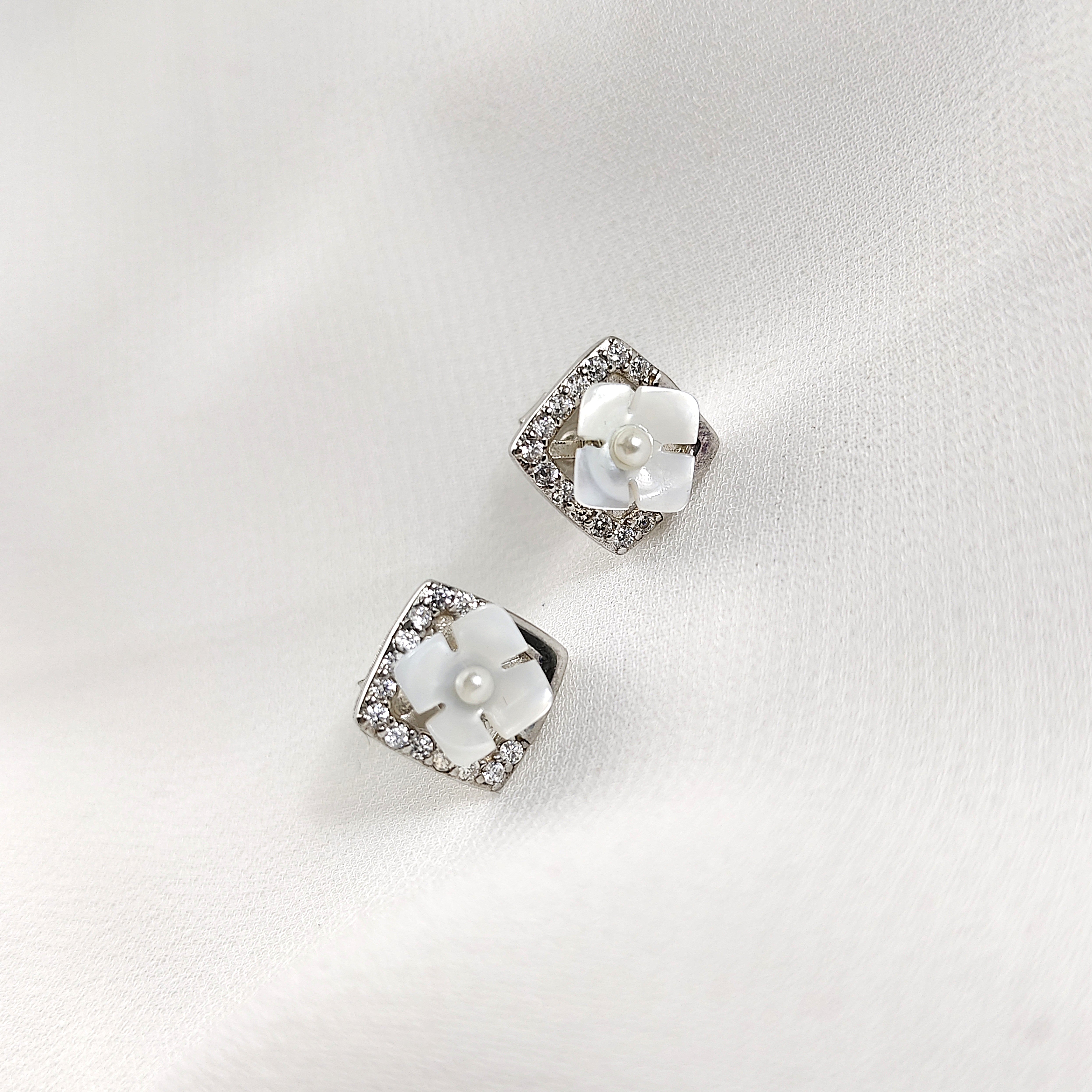 Boucles d’Oreilles Fleur Nacrée en Argent 925 – Élégance Florale Boucles d’Oreilles Fleur Nacrée en Argent 925 – Élégance Florale