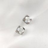 Boucles d’Oreilles Fleur Nacrée en Argent 925 – Élégance Florale Boucles d’Oreilles Fleur Nacrée en Argent 925 – Élégance Florale