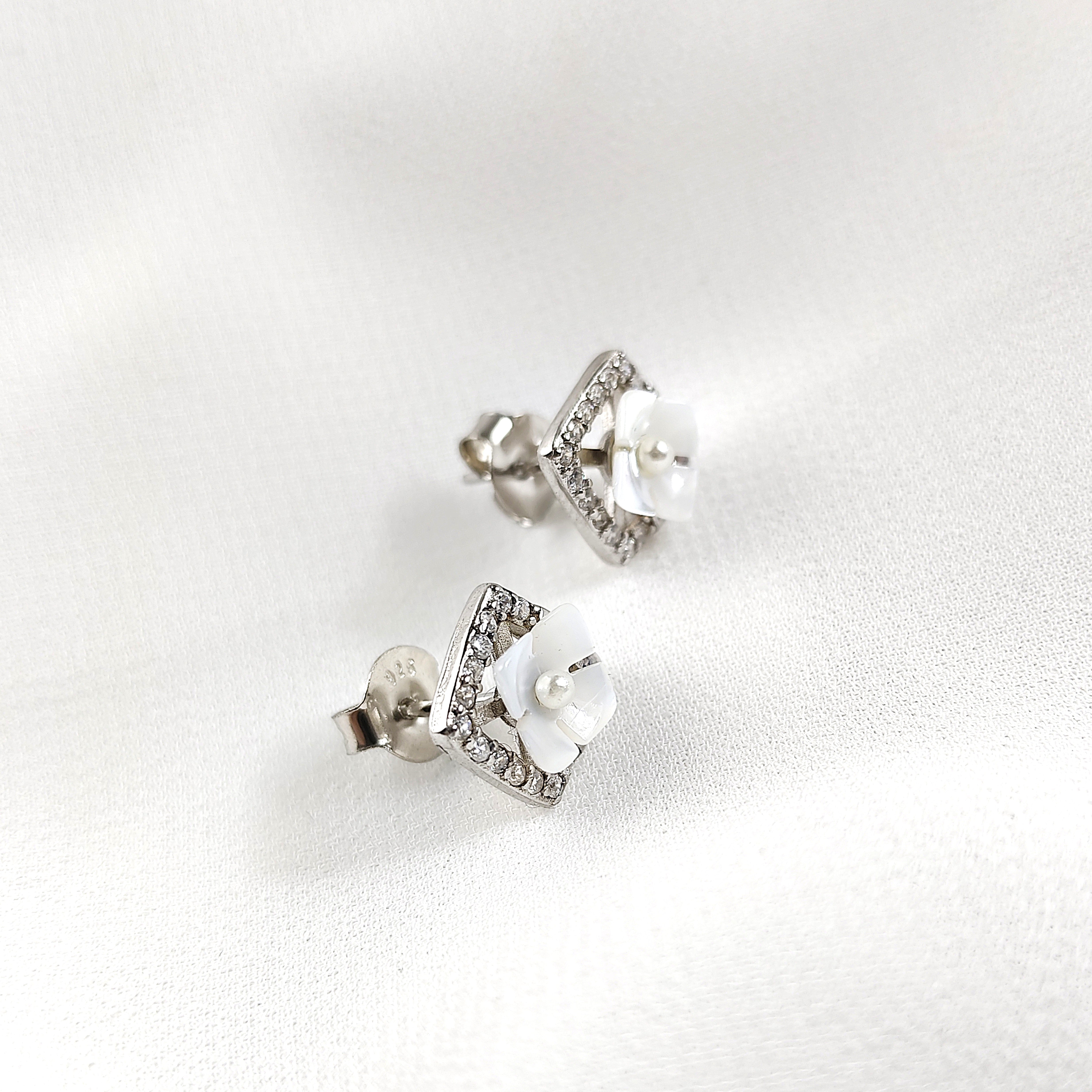 Boucles d’Oreilles Fleur Nacrée en Argent 925 – Élégance Florale Boucles d’Oreilles Fleur Nacrée en Argent 925 – Élégance Florale