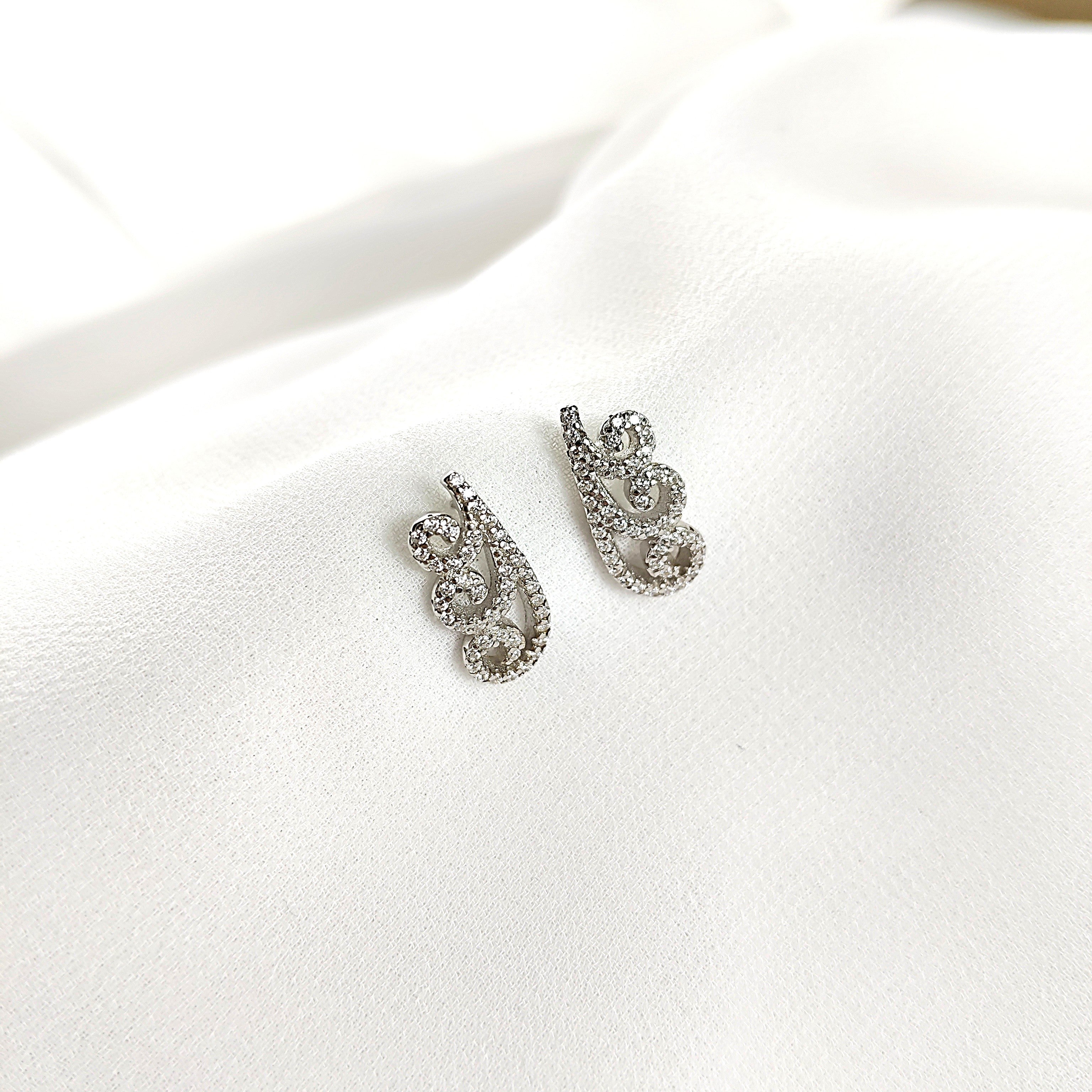 Boucles d’Oreilles Arabesque en Argent 925 – Élégance Cristalline Boucles d’Oreilles Arabesque en Argent 925 – Élégance Cristalline
