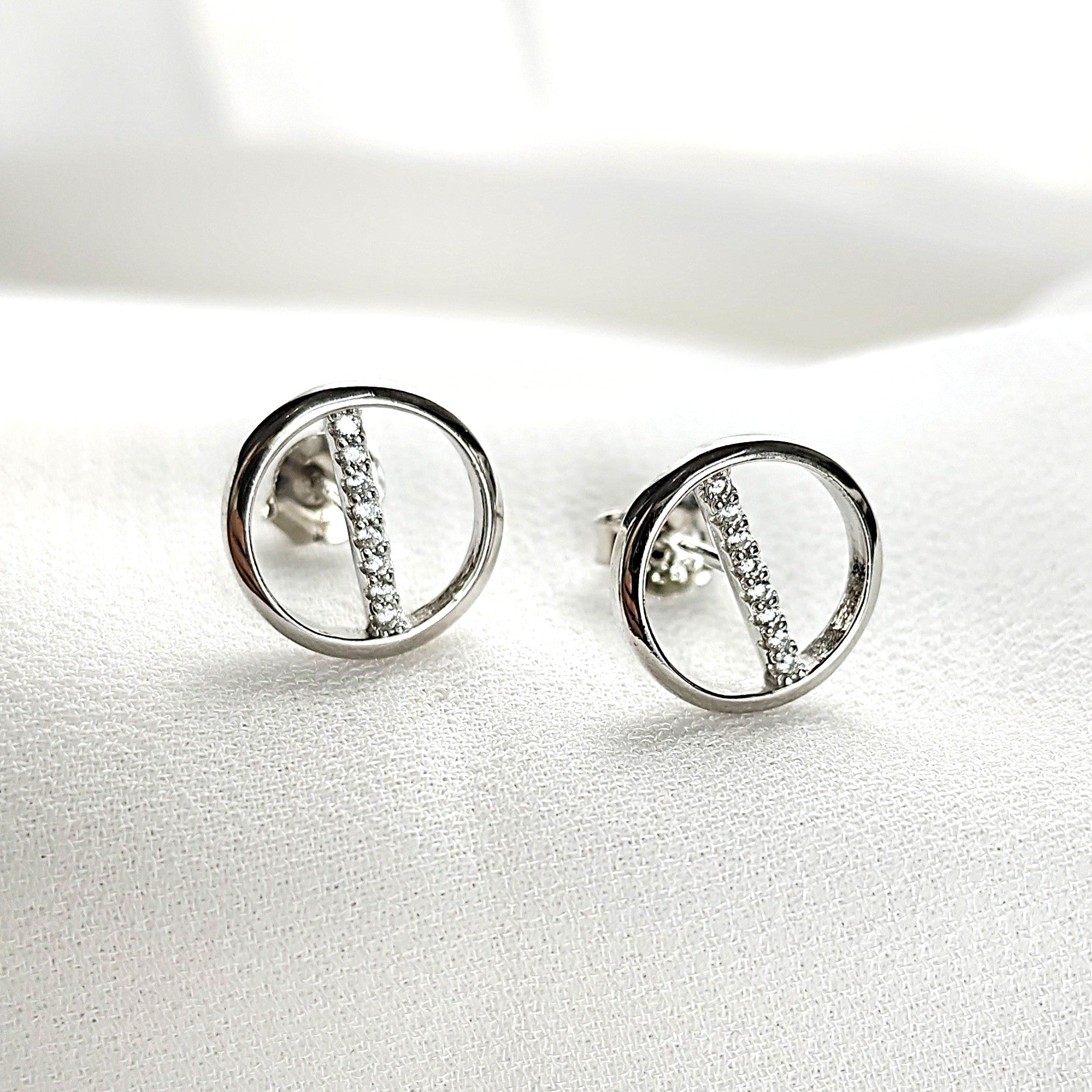 Boucles d’Oreilles Cercle Élégant en Argent 925 – Minimalisme Chic Boucles d’Oreilles Cercle Élégant en Argent 925 – Minimalisme Chic